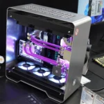 Bản dựng máy tính tùy chỉnh InWin 977EK với vỏ kim loại màu bạc và tản nhiệt nước màu hồng