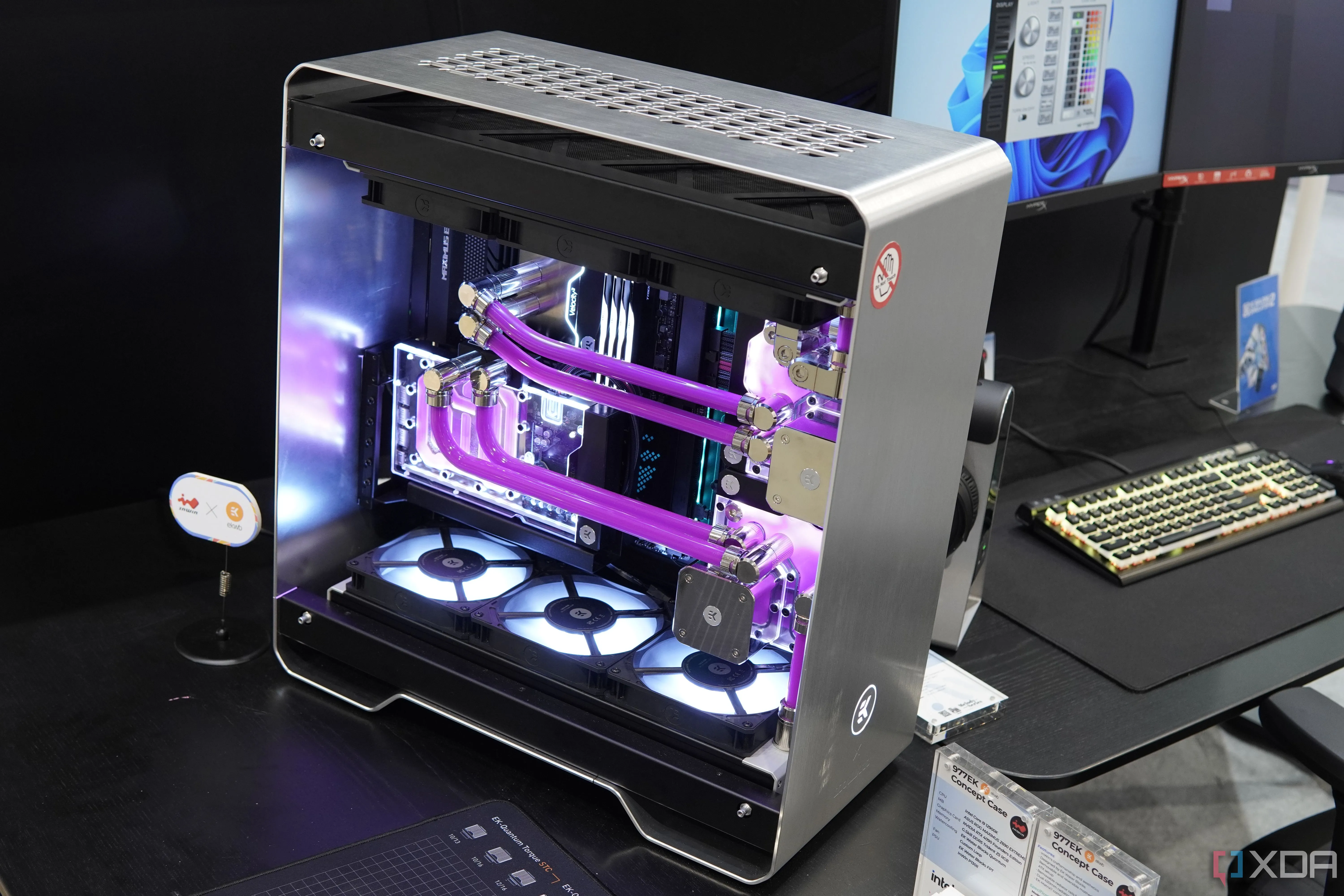 Bản dựng máy tính tùy chỉnh InWin 977EK với vỏ kim loại màu bạc và tản nhiệt nước màu hồng