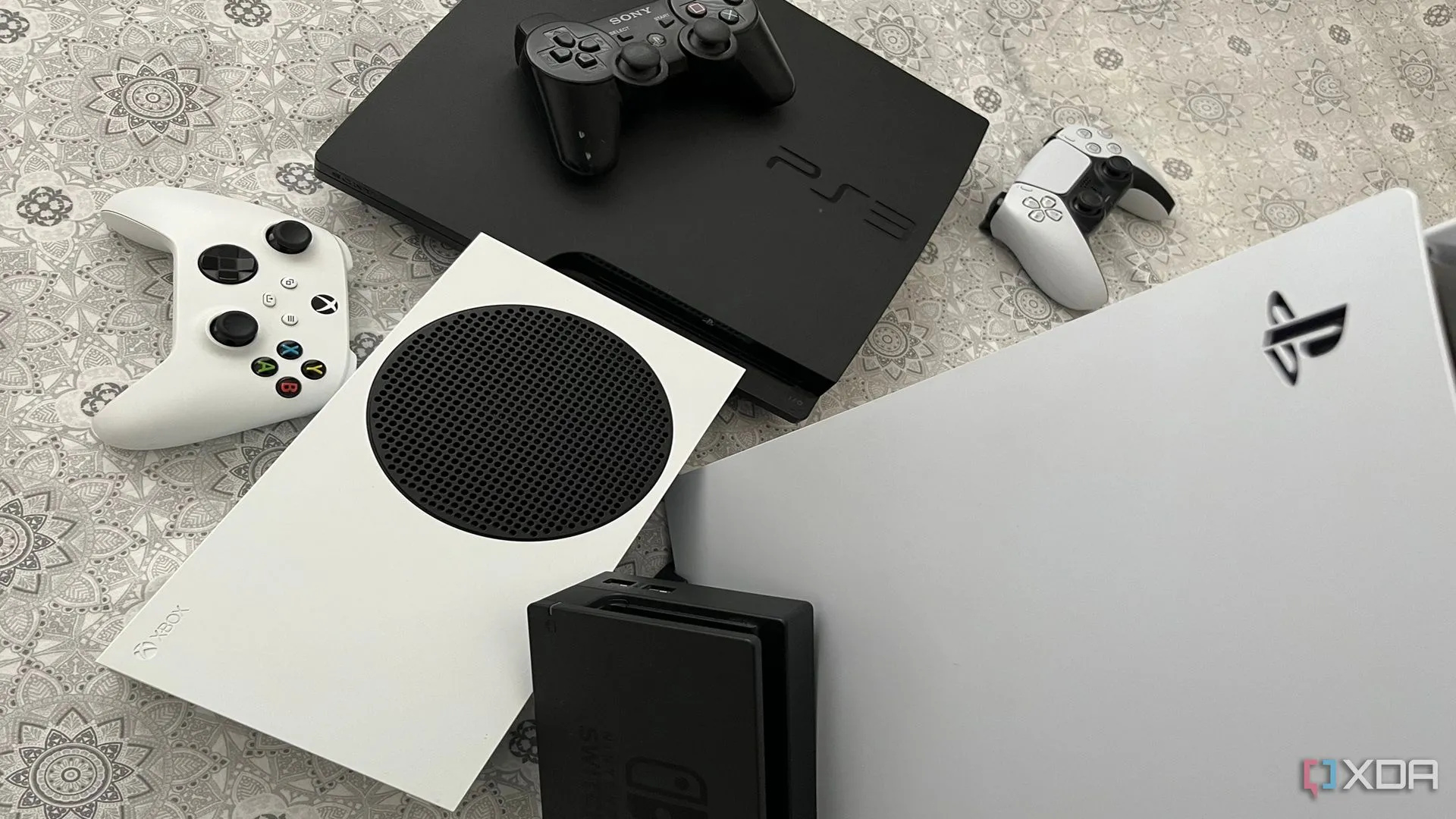 Bộ sưu tập minh họa sự đa dạng của các hệ máy console hiện tại, bao gồm PlayStation 5, Xbox Series X, Nintendo Switch và PlayStation 3.