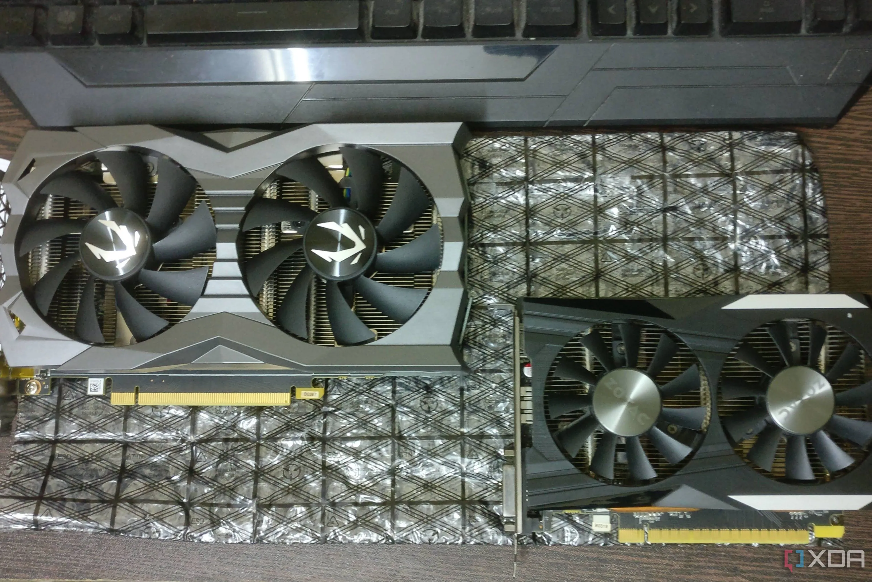 Các card đồ họa GTX 1660 Ti và GTX 1050 Ti trên bàn làm việc