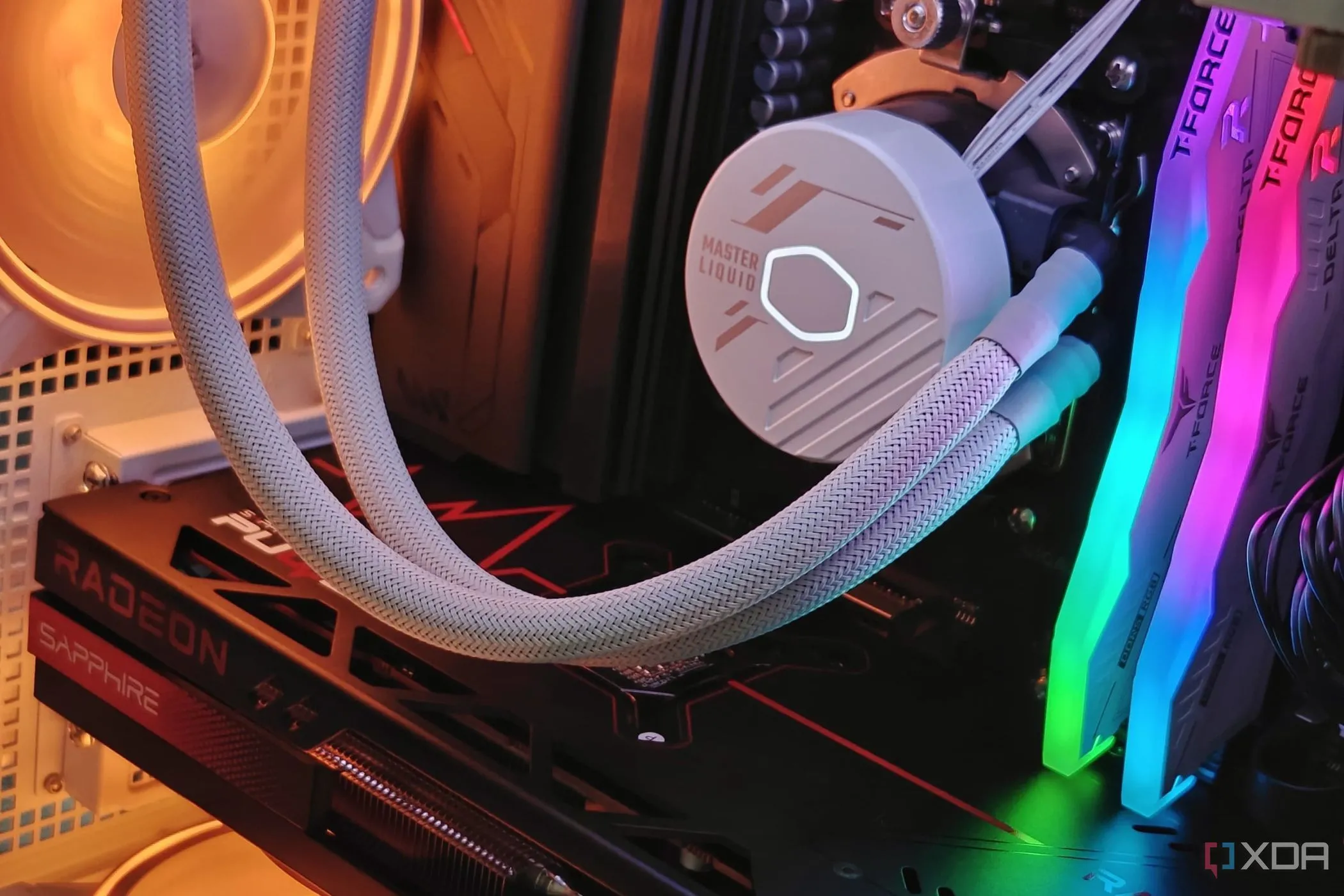 Các linh kiện bên trong bộ máy tính chơi game với đèn RGB ấn tượng