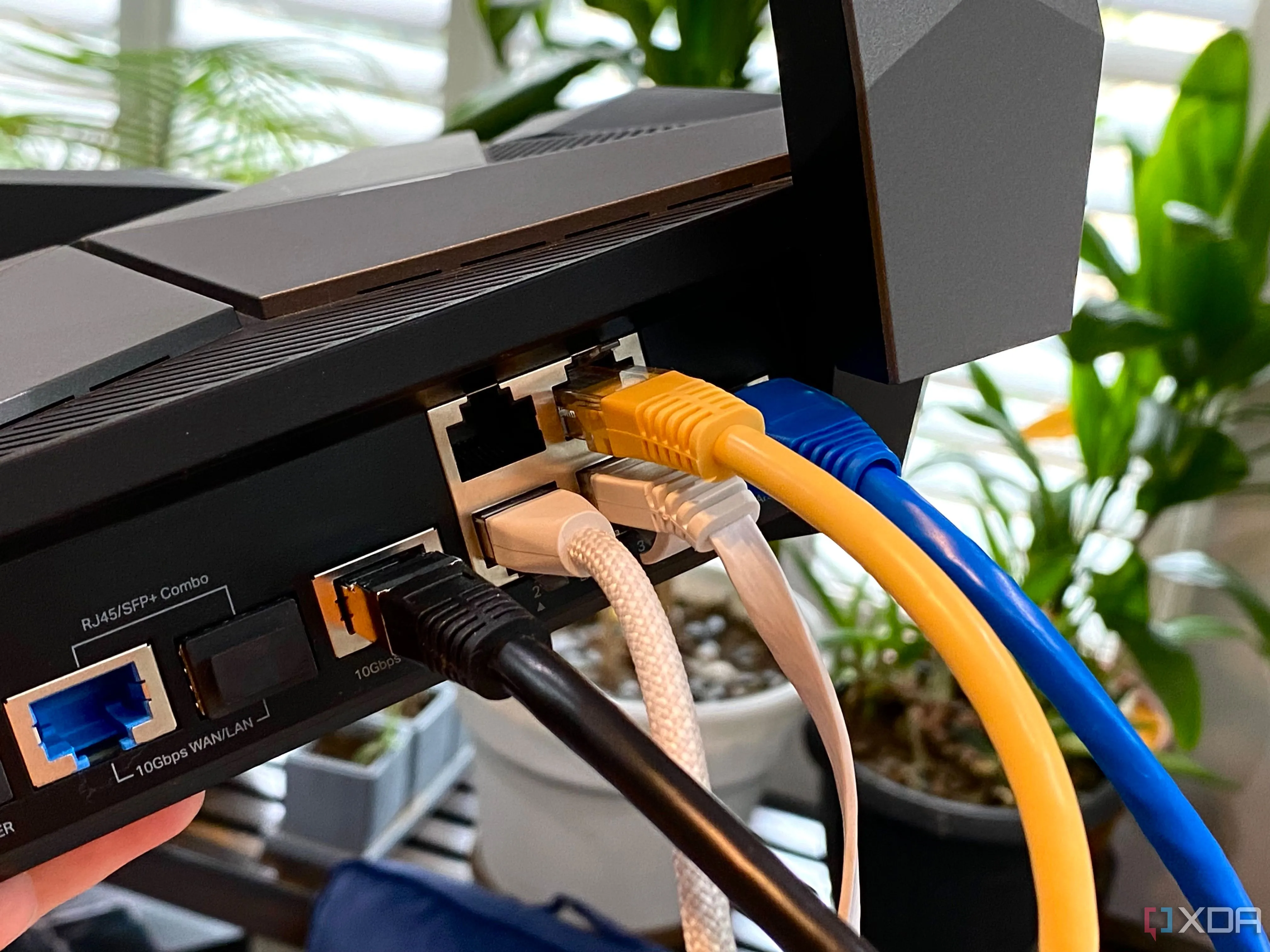 Các loại cáp Ethernet cắm vào router, minh họa kết nối mạng cho truy cập từ xa