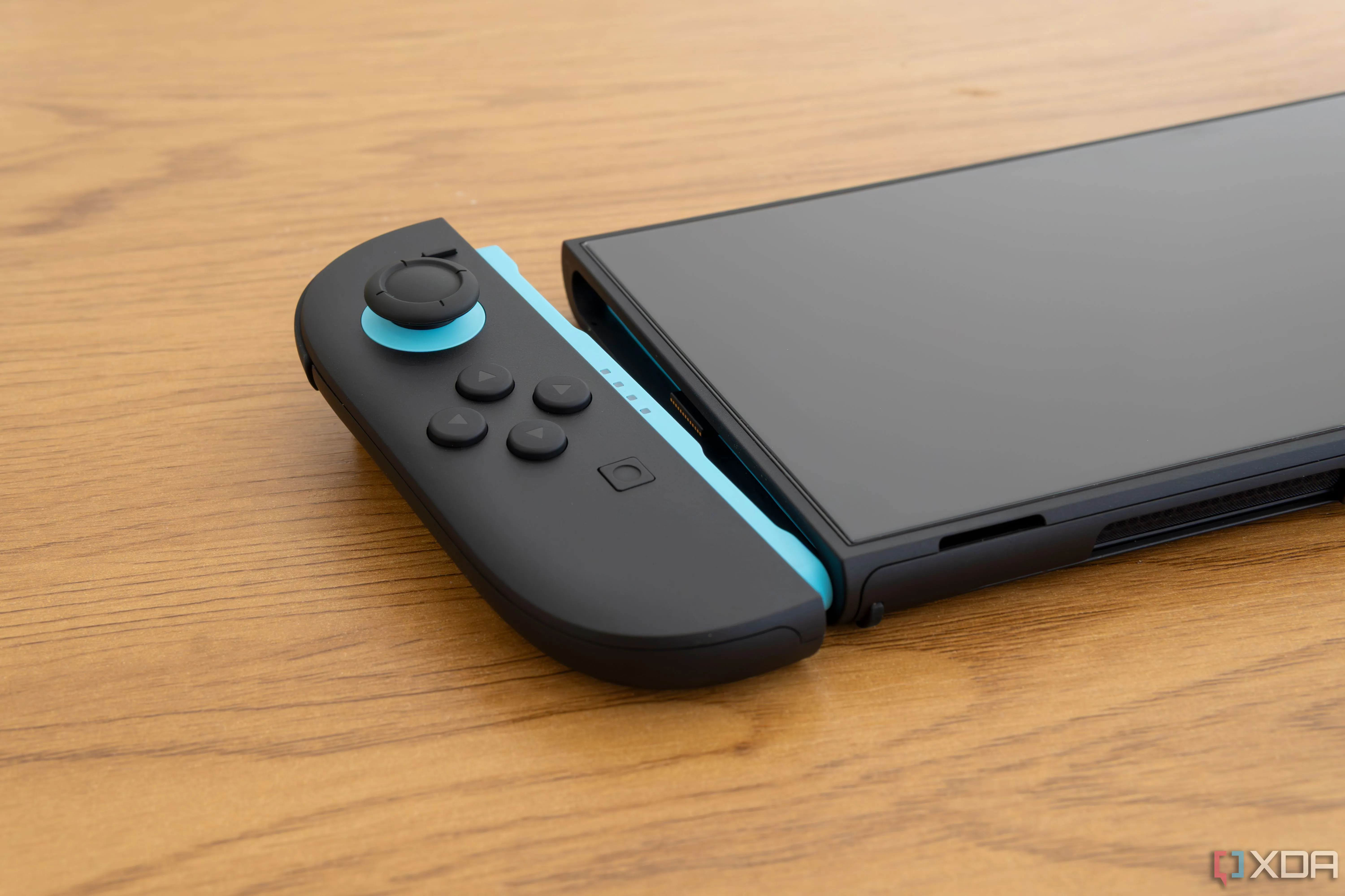 Cận cảnh bộ điều khiển Joy-Con 2 tháo rời bên cạnh khe cắm trên console Switch 2