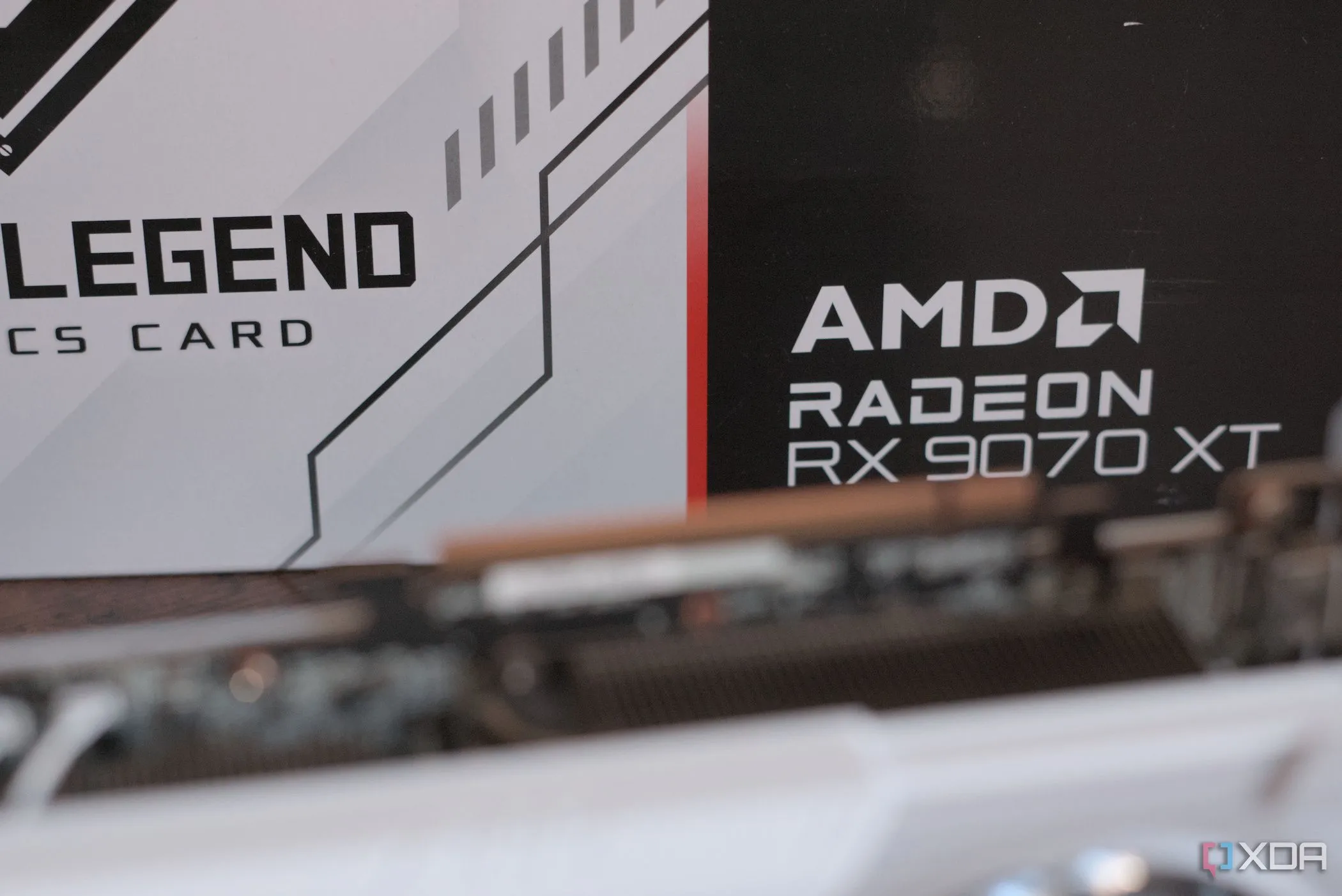 Card đồ họa ASRock Radeon RX 9070 XT Steel Legend trong hộp