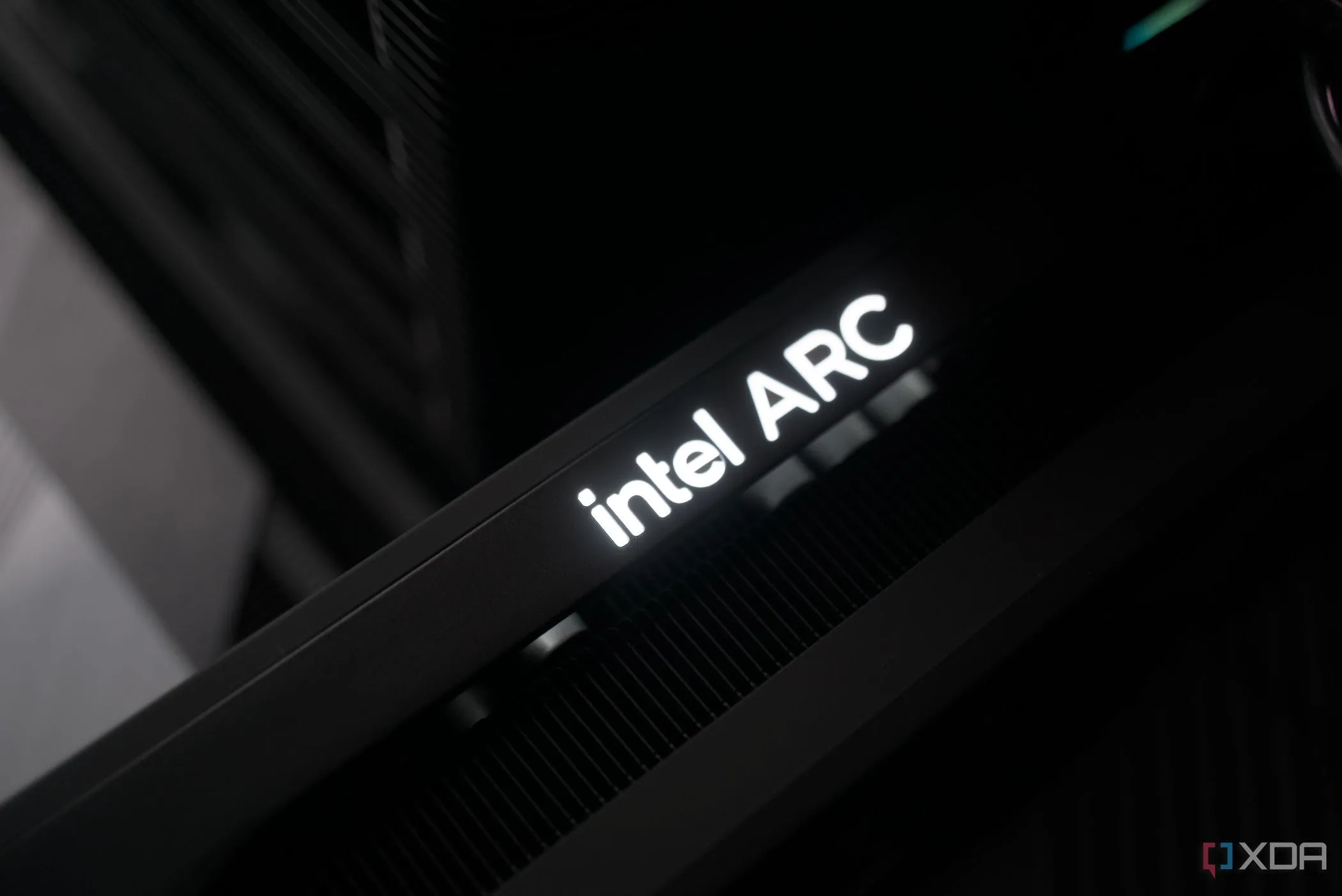 Card đồ họa Intel Arc B580 được lắp đặt trong hệ thống máy tính