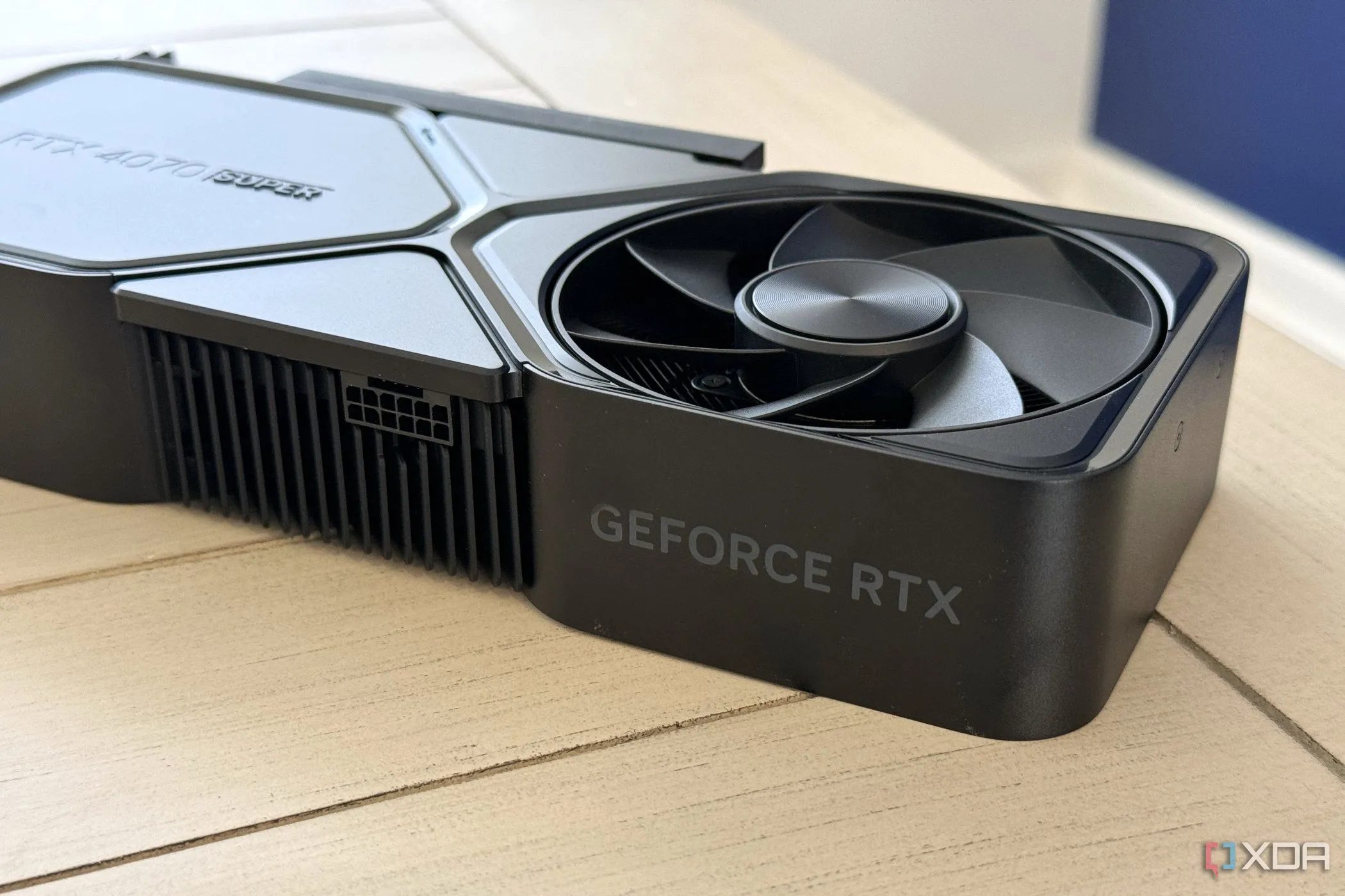 Card đồ họa Nvidia Geforce RTX 4070 Super Founders Edition với cổng nguồn nhìn từ góc cạnh.