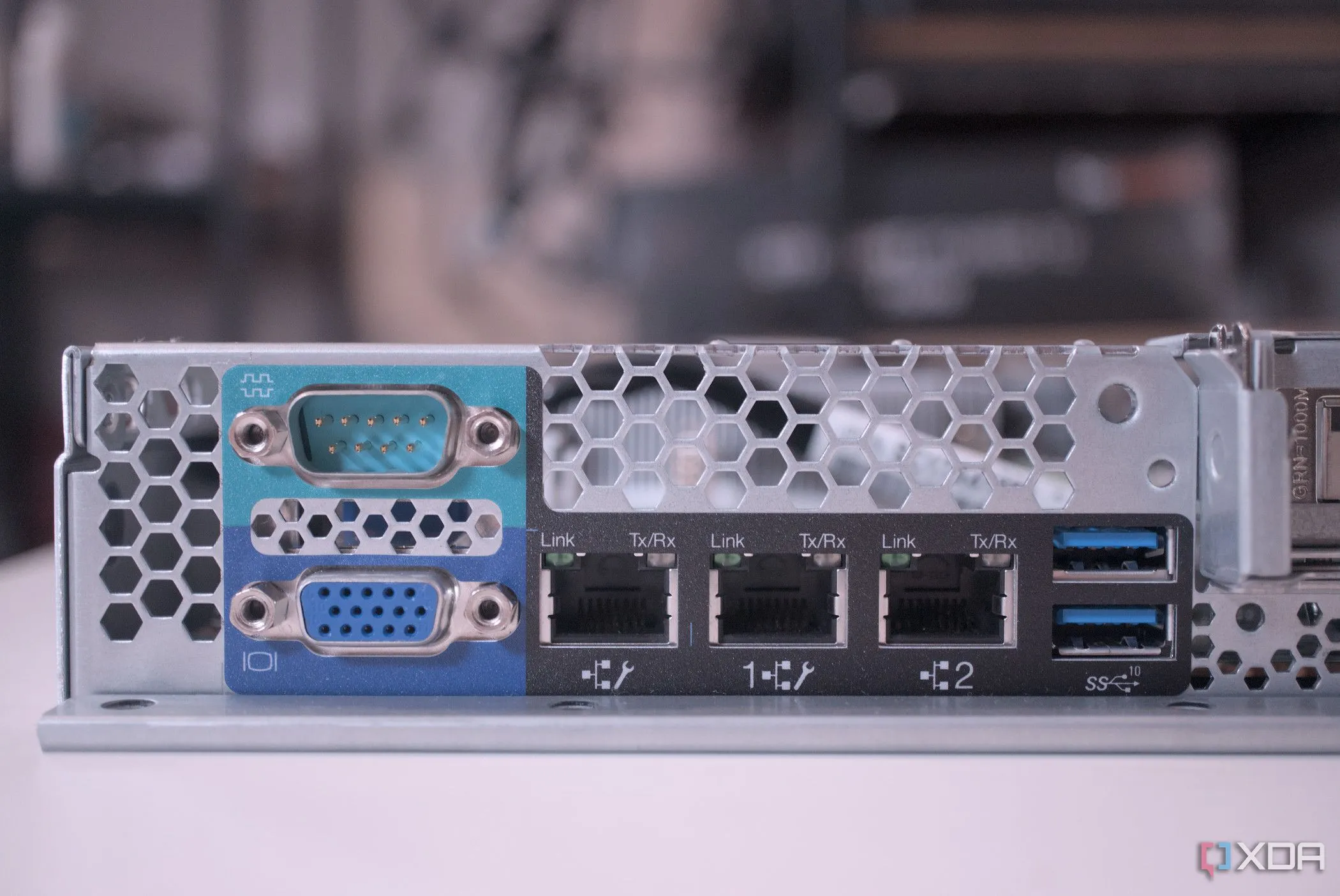 Cổng kết nối ở mặt sau của máy chủ Lenovo ThinkServer SR250 V2
