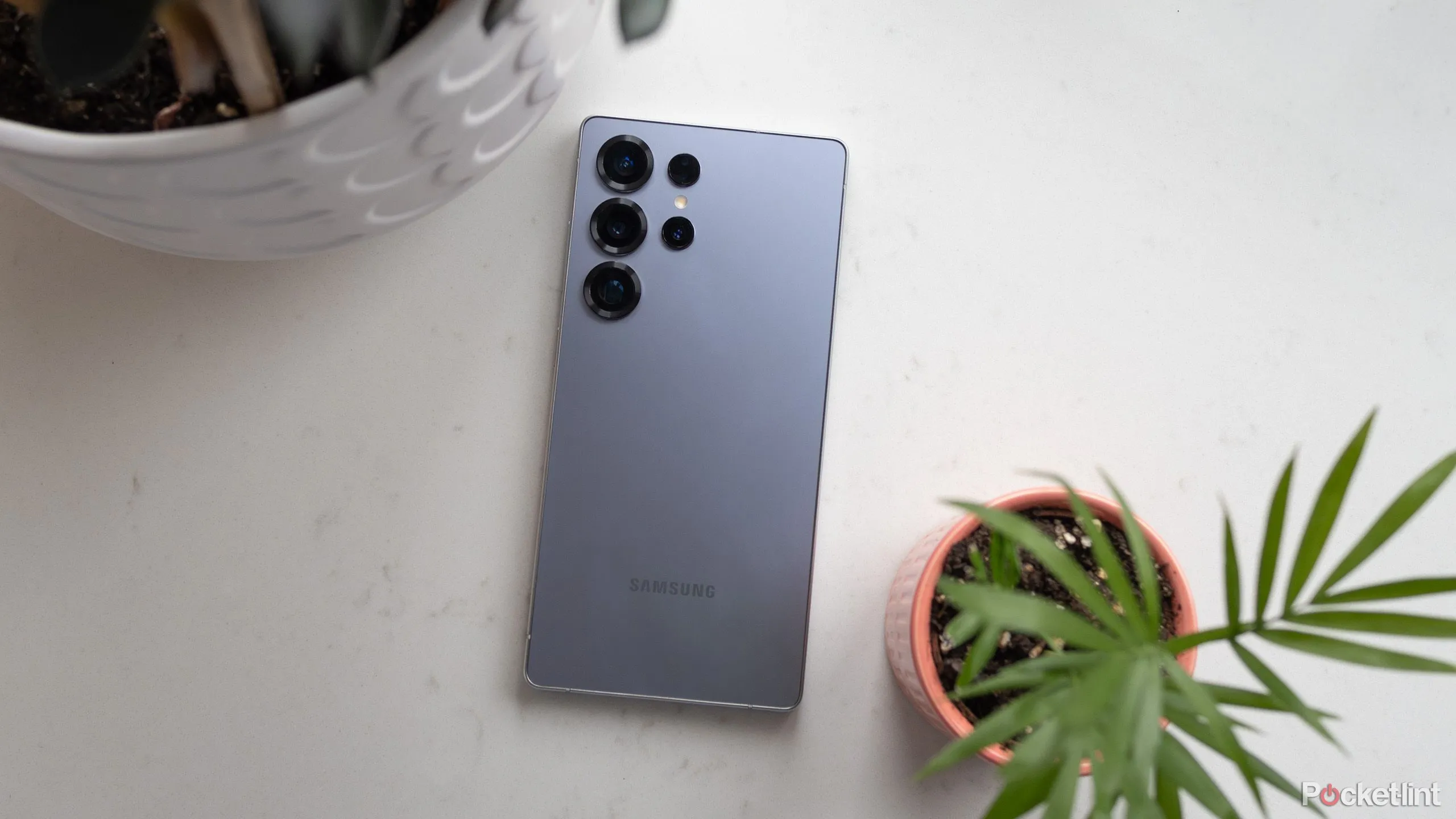 Điện thoại Galaxy S25 Ultra đặt trên bàn, minh họa thiết bị có camera megapixel cao được đề cập trong bài viết