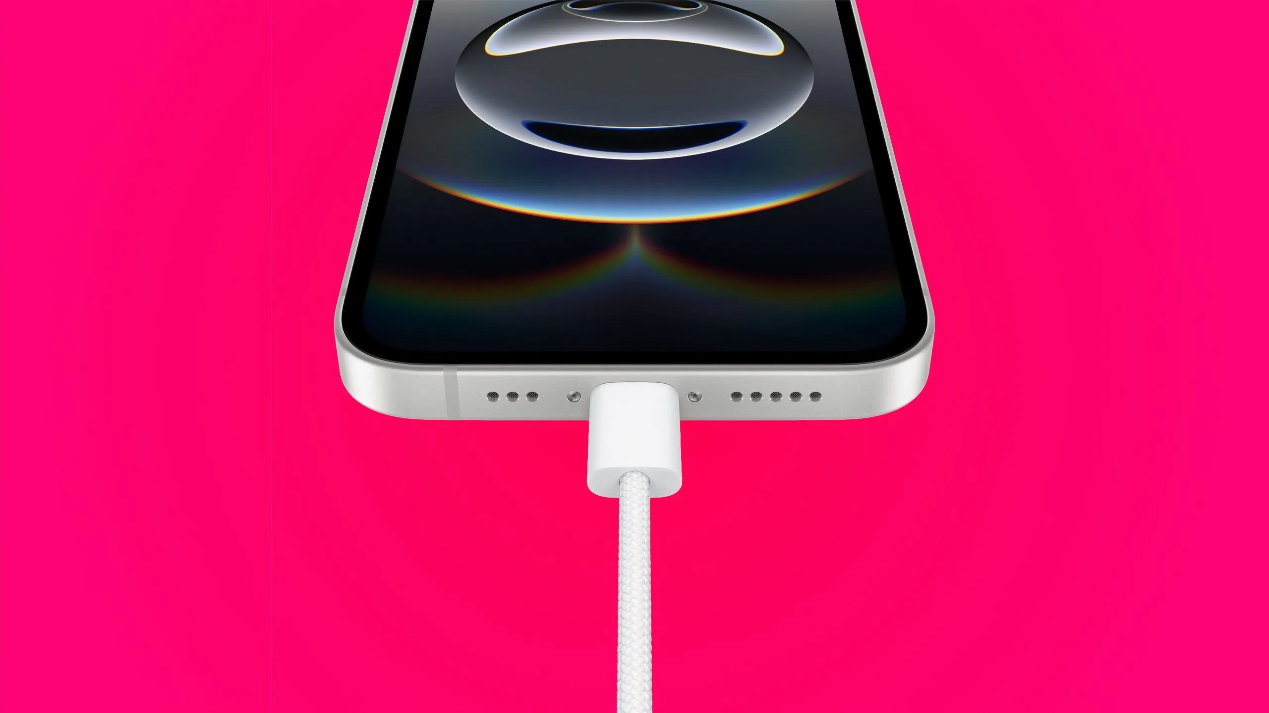 Điện thoại iPhone 16e đang sạc qua cổng USB-C