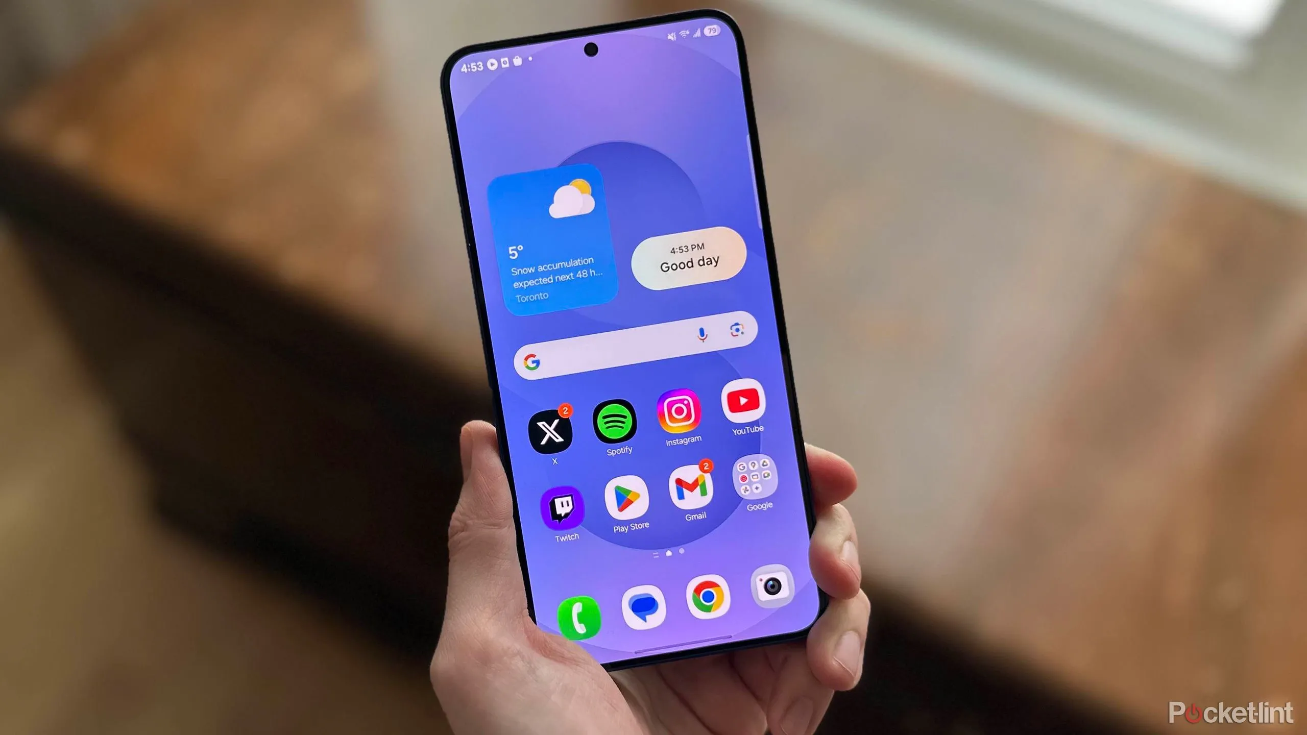 Điện thoại Samsung Galaxy đặt trên bàn, minh họa thiết bị để đăng nhập tài khoản Samsung.
