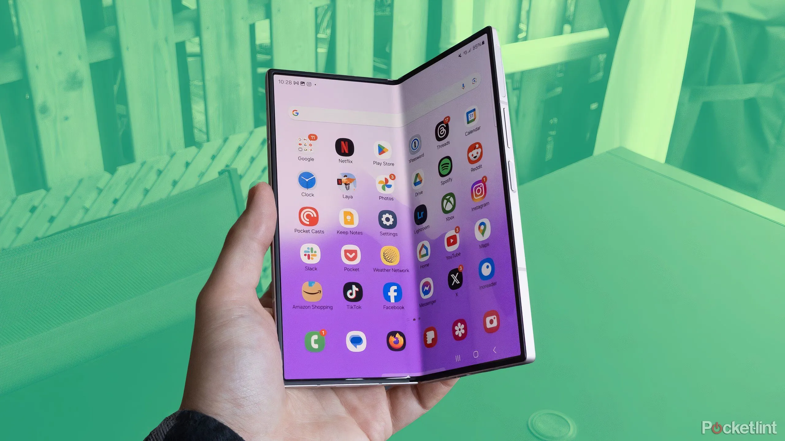 Điện thoại Samsung Galaxy Z Fold 6 trên nền xanh lá
