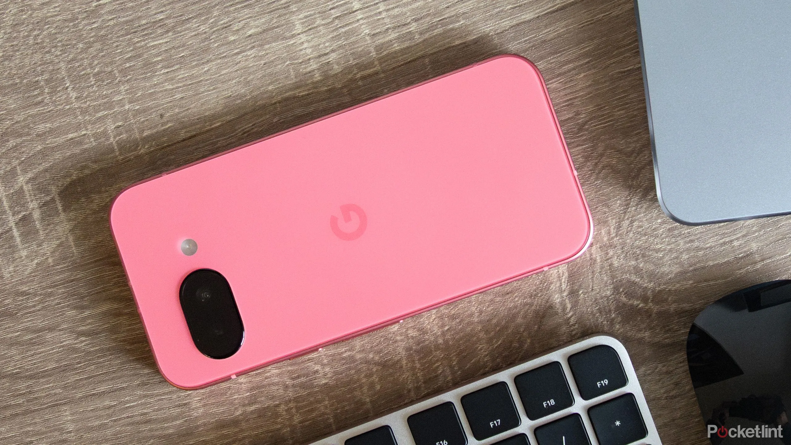 Góc nhìn từ trên xuống của Google Pixel 9a khi so sánh với đối thủ