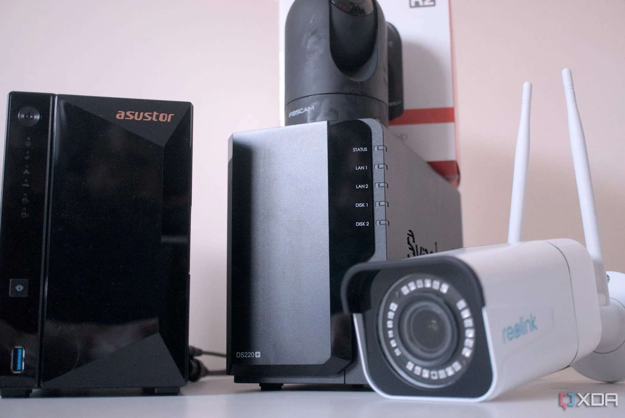 Hệ thống NAS kết nối với camera giám sát, tượng trưng cho giải pháp lưu trữ cho camera an ninh.