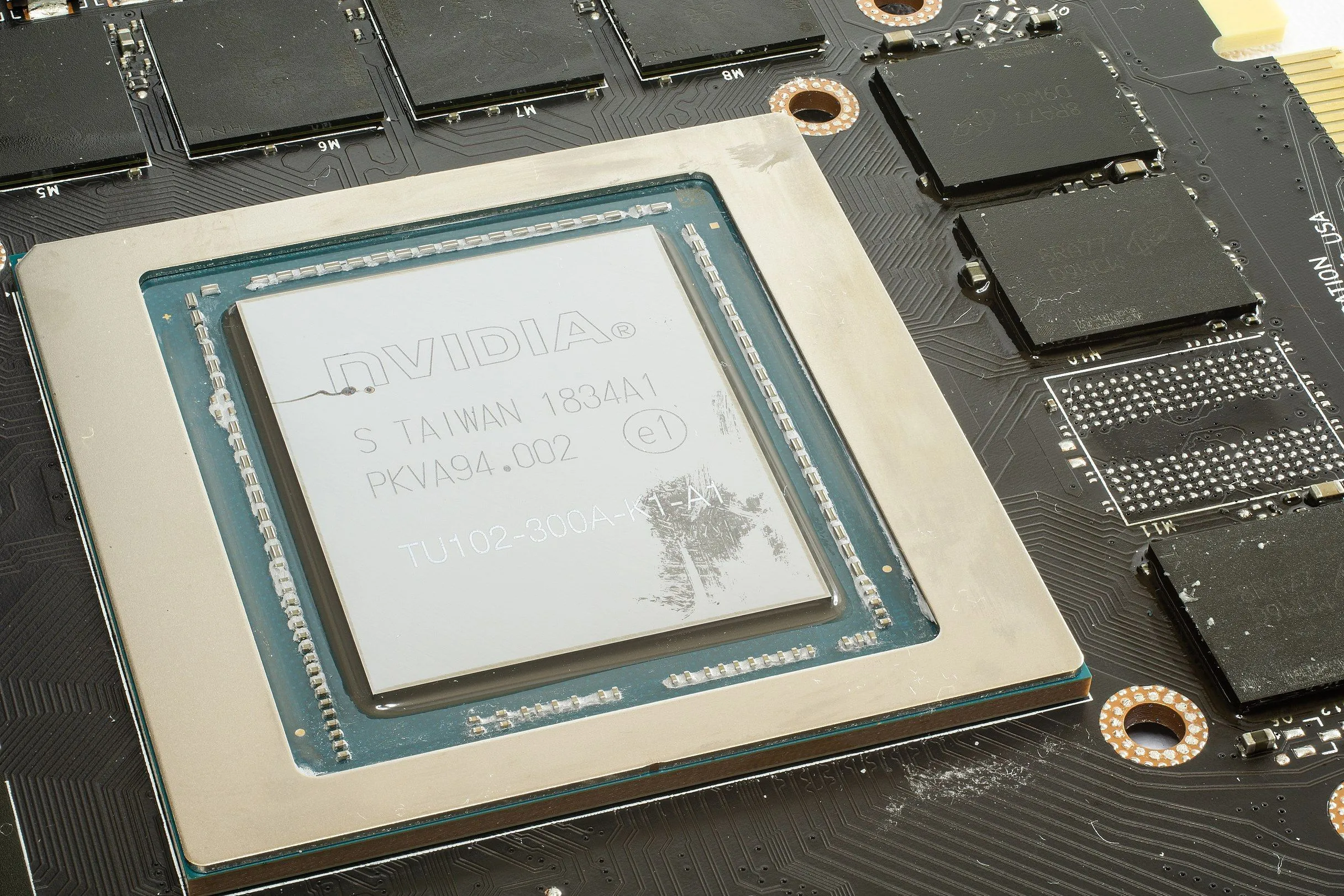 Hình ảnh cận cảnh chip GPU và các chip nhớ VRAM trên card đồ họa
