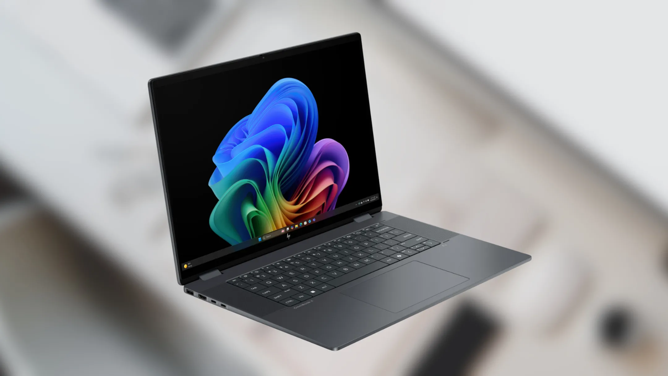 Hình ảnh cận cảnh laptop HP OmniBook X Flip với màn hình 16 inch cảm ứng hiển thị ở nhiều góc độ khác nhau