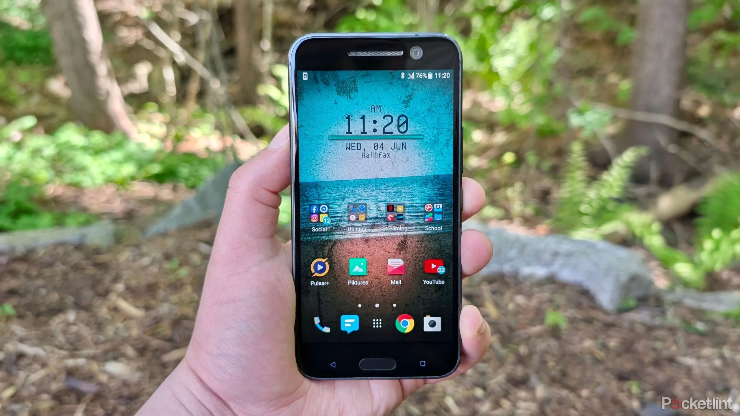 Hình ảnh điện thoại HTC 10 màu bạc, thể hiện thiết kế kim loại nguyên khối