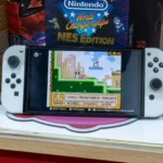 Hình ảnh máy Nintendo Switch OLED đang chơi game Kirby, gợi nhớ các tựa game cổ điển Nintendo
