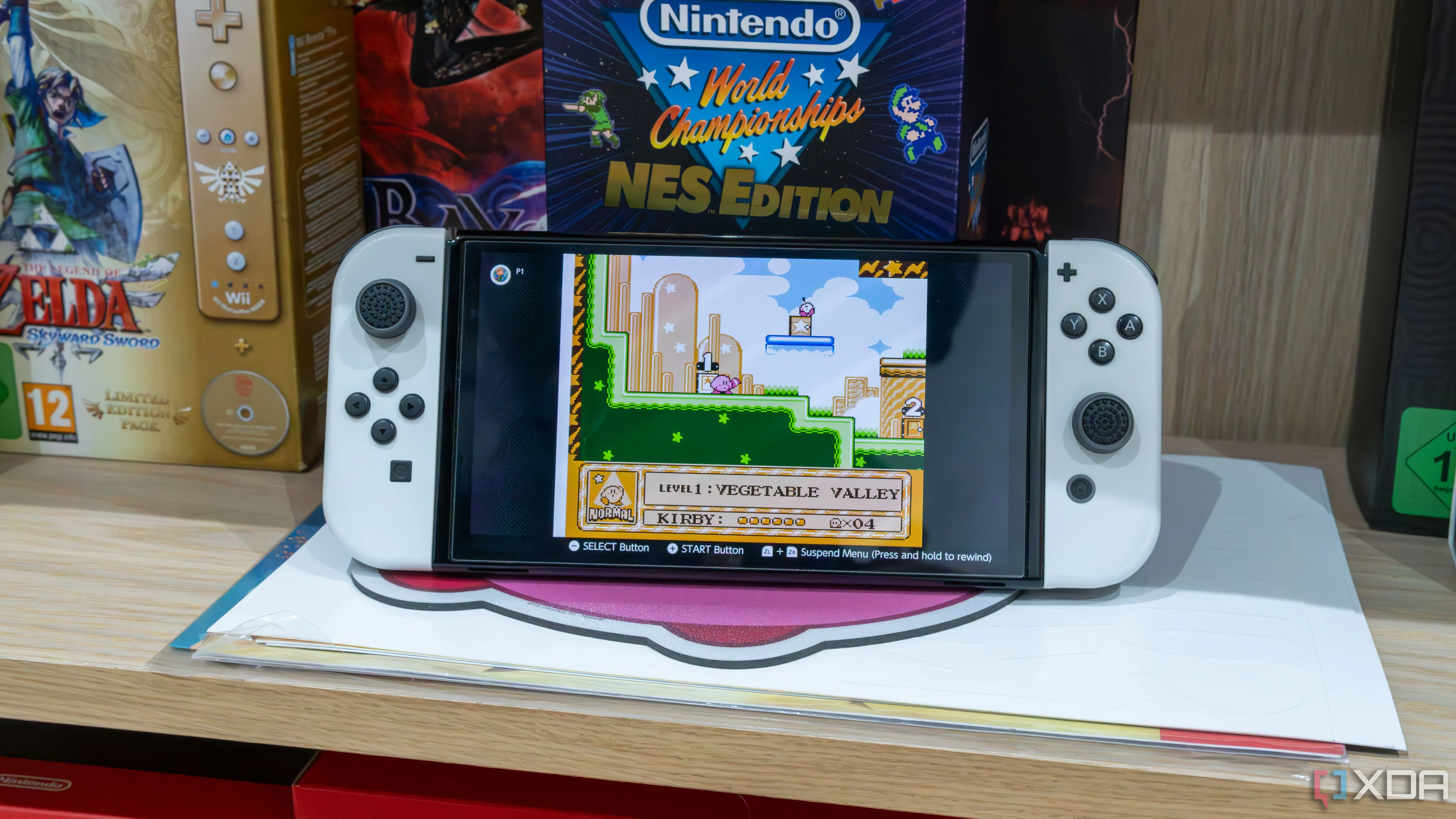 Hình ảnh máy Nintendo Switch OLED đang chơi game Kirby, gợi nhớ các tựa game cổ điển Nintendo