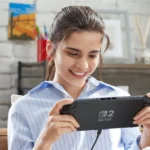 Hình ảnh người dùng đang cầm máy chơi game Nintendo Switch 2 ở chế độ cầm tay