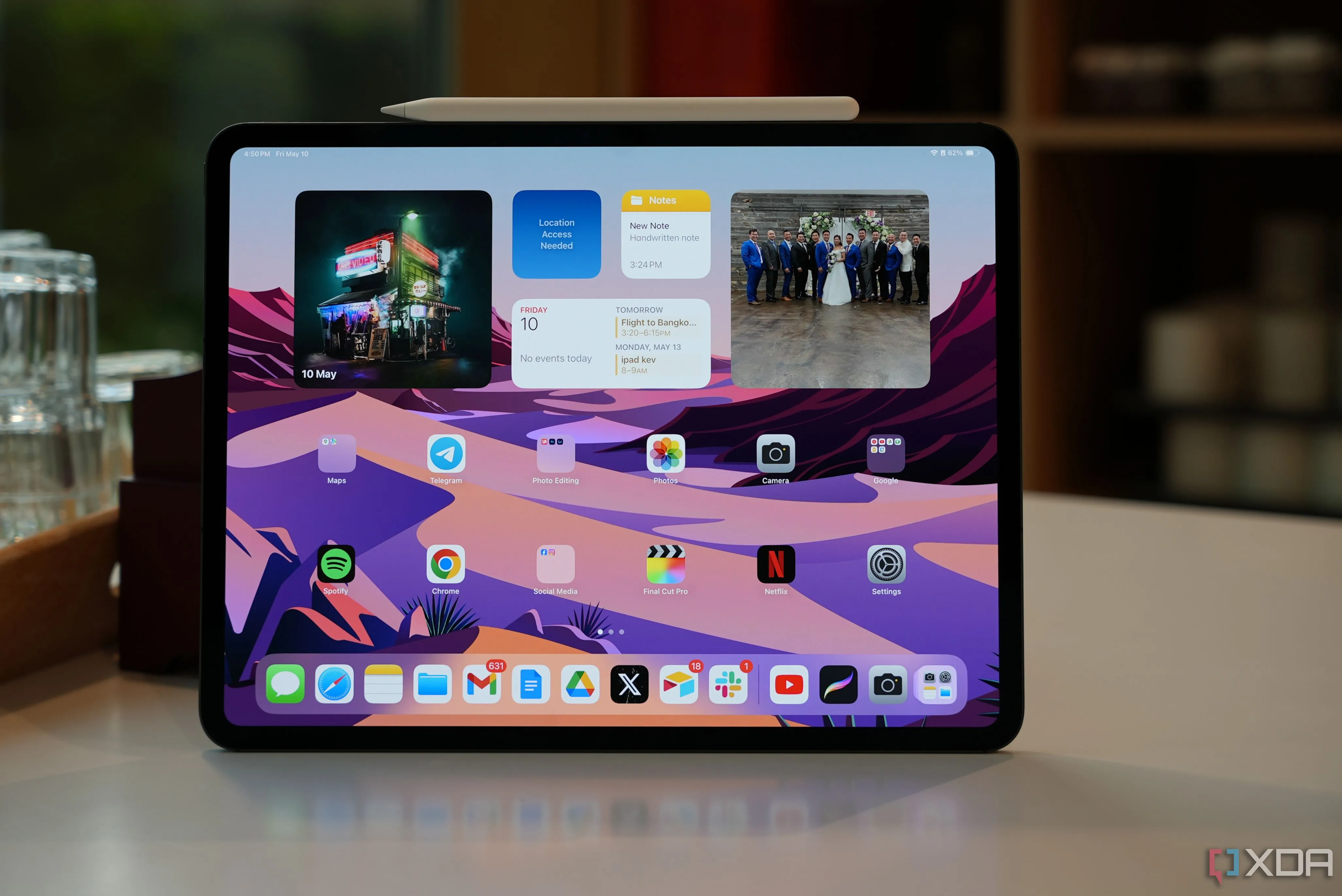 iPad Air M2 (đời 2024) màu tím đặt trên bàn làm việc với bàn phím Magic Keyboard