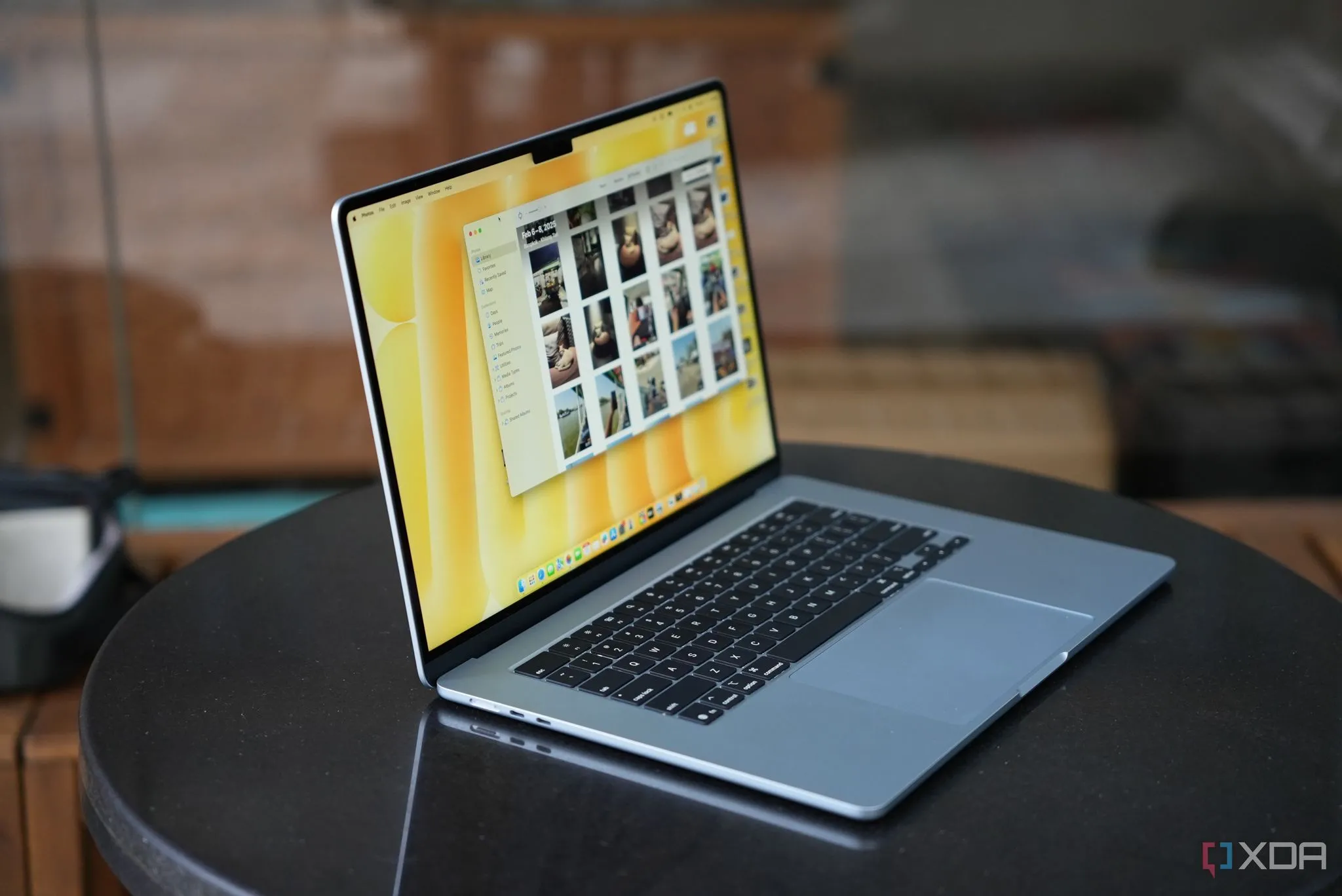 MacBook Air M4 đời 2025 màu bạc, chụp từ góc nghiêng