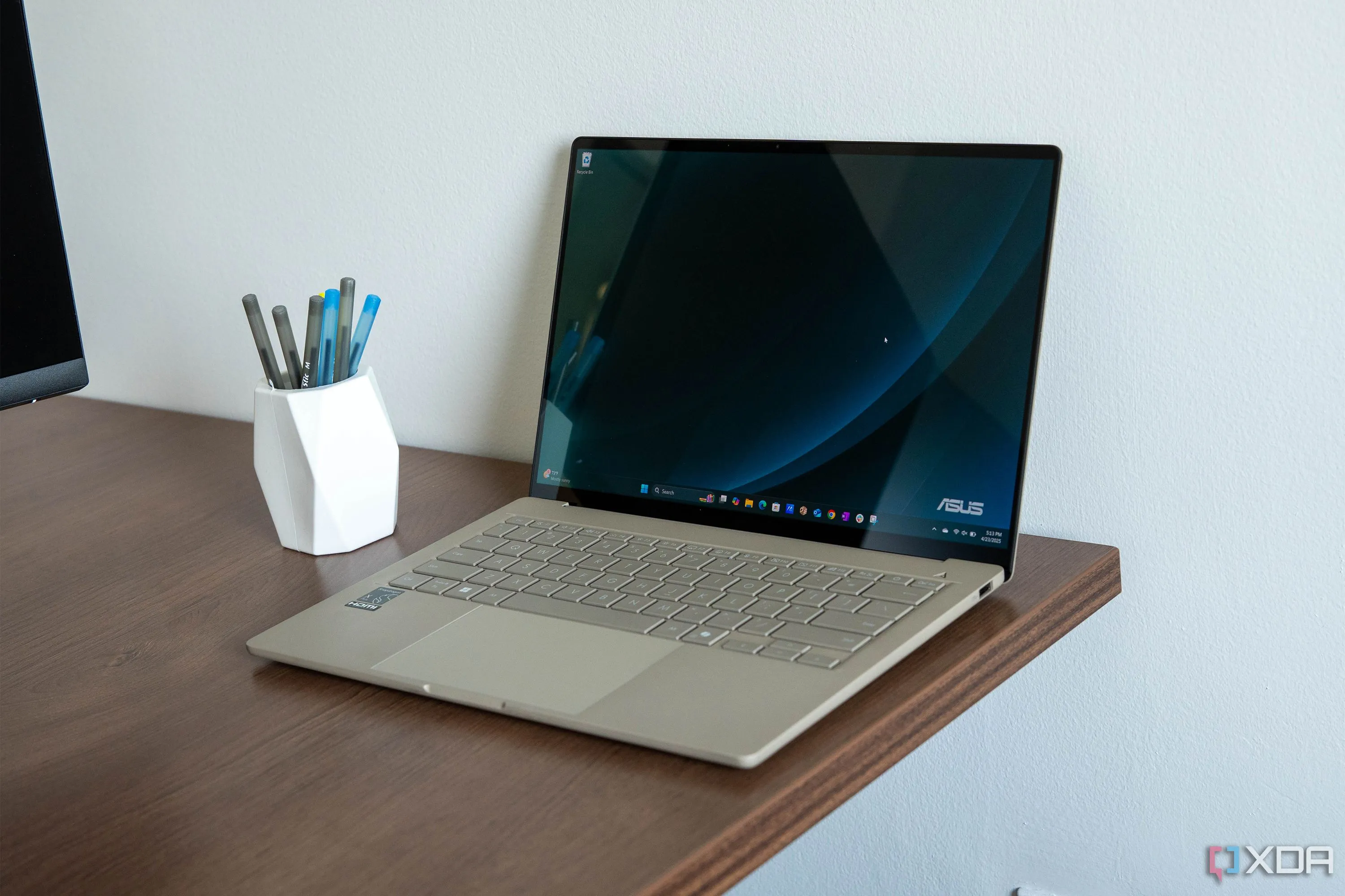 Màn hình OLED rực rỡ của laptop Asus Zenbook A14