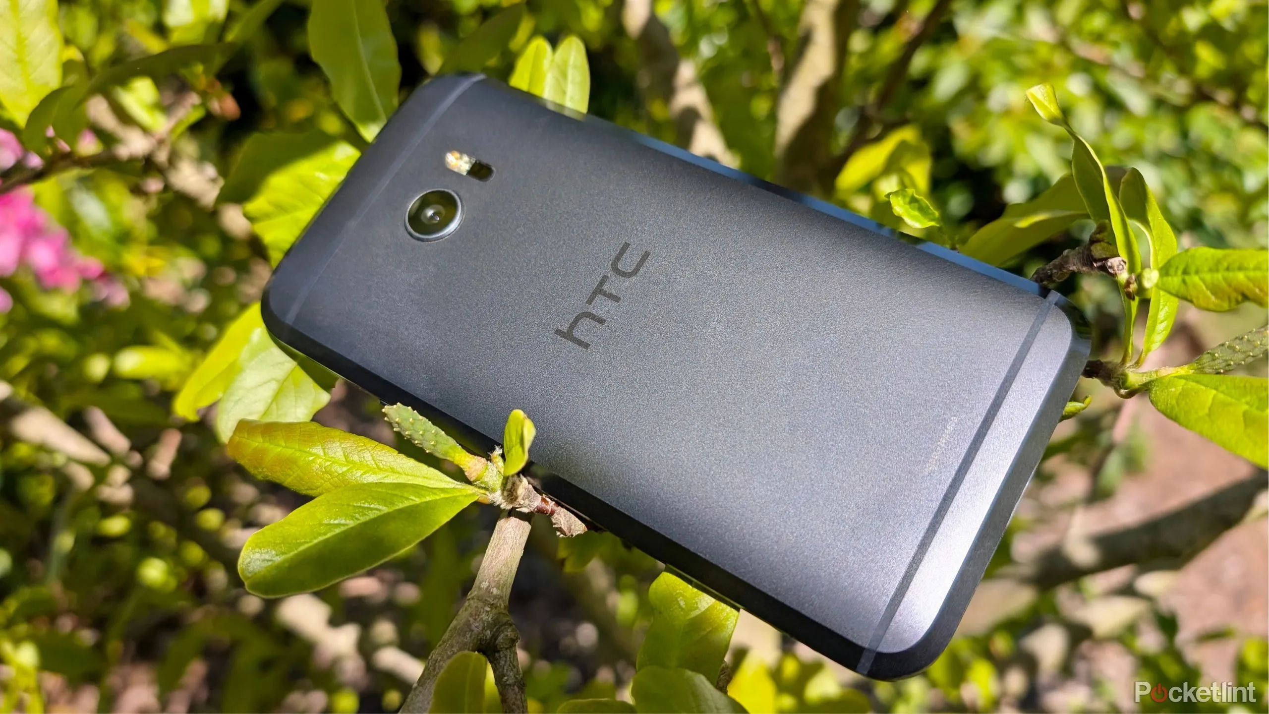 Mặt lưng kim loại và cạnh vát đặc trưng của điện thoại HTC 10