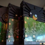 Mặt sau của các ổ cứng HDD xếp chồng lên nhau trong một khay chứa, thể hiện khả năng lưu trữ mật độ cao của HDD.