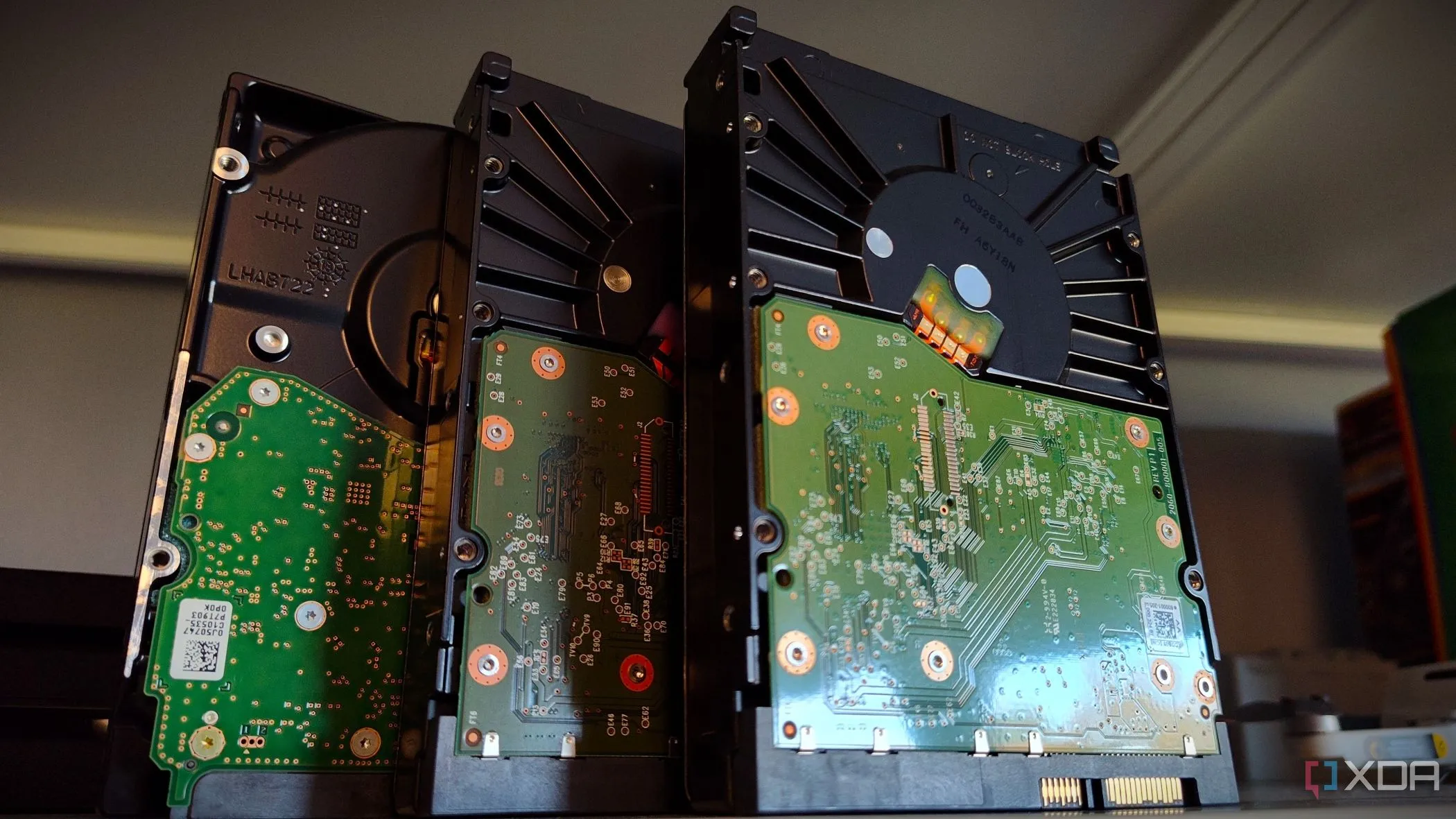 Mặt sau của các ổ cứng HDD xếp chồng lên nhau trong một khay chứa, thể hiện khả năng lưu trữ mật độ cao của HDD.