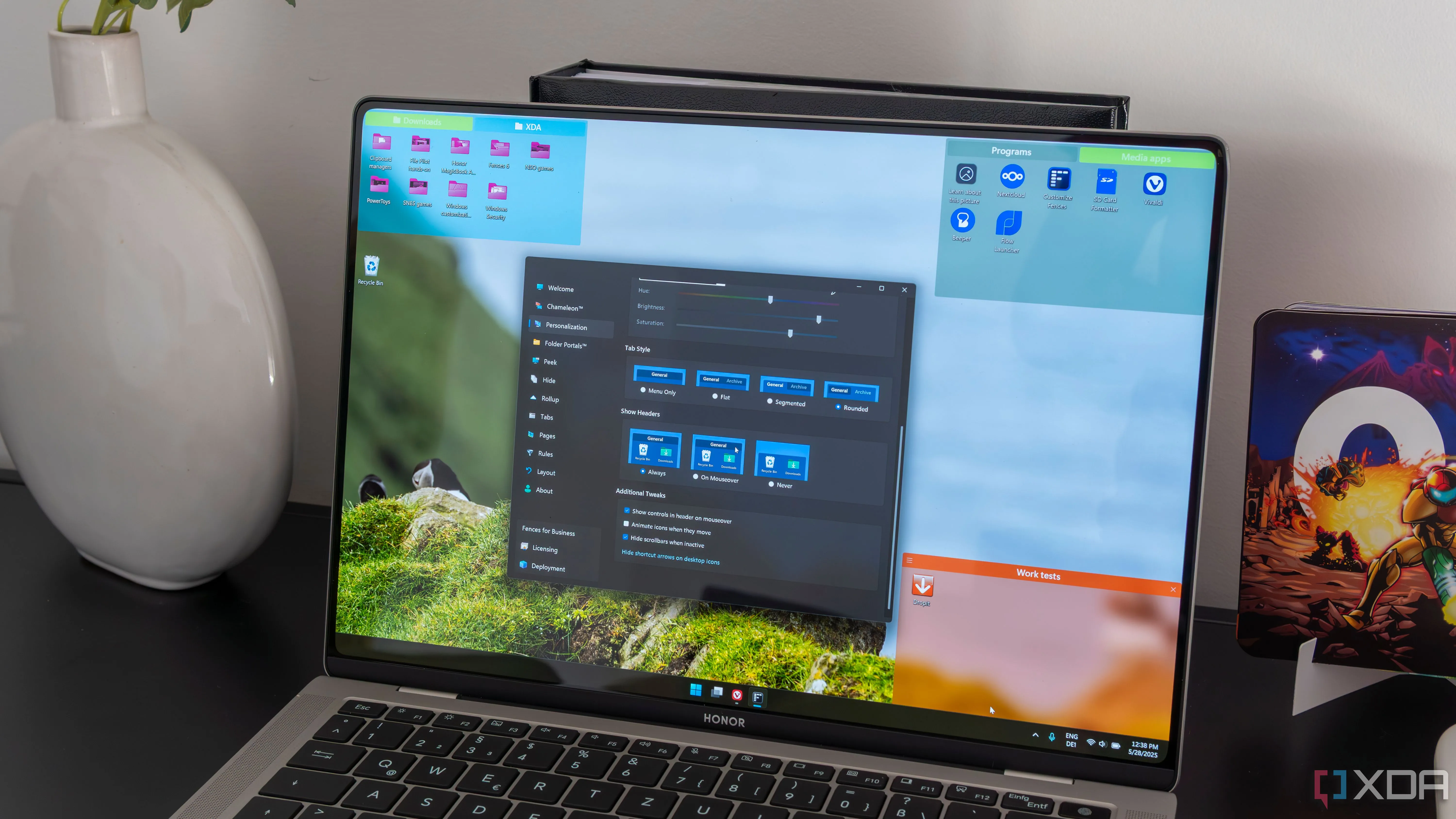 Máy tính xách tay chạy Windows 11 minh họa giao diện người dùng