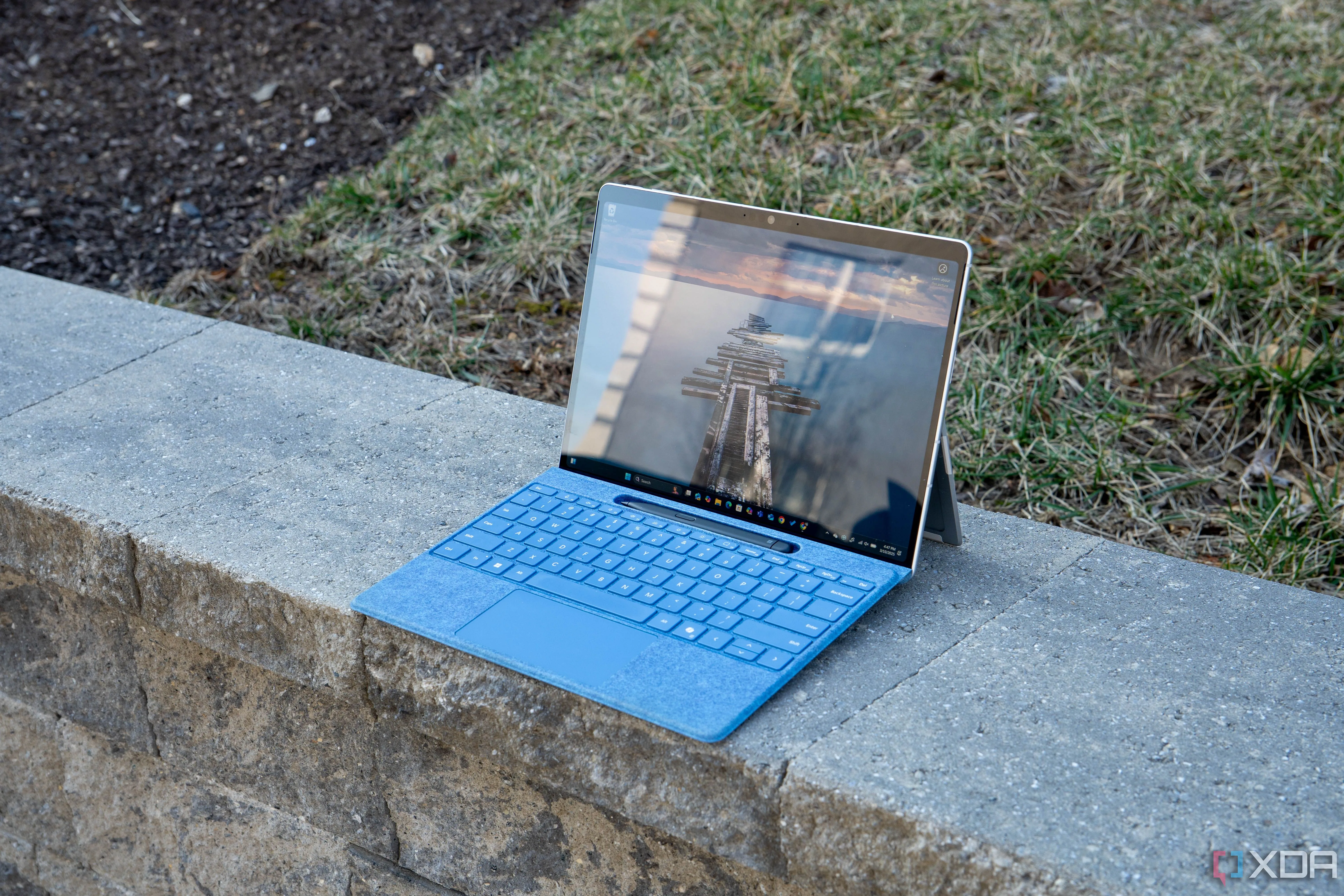 Microsoft Surface Pro 11 gắn với bàn phím Flex Keyboard, cho thấy cổng kết nối