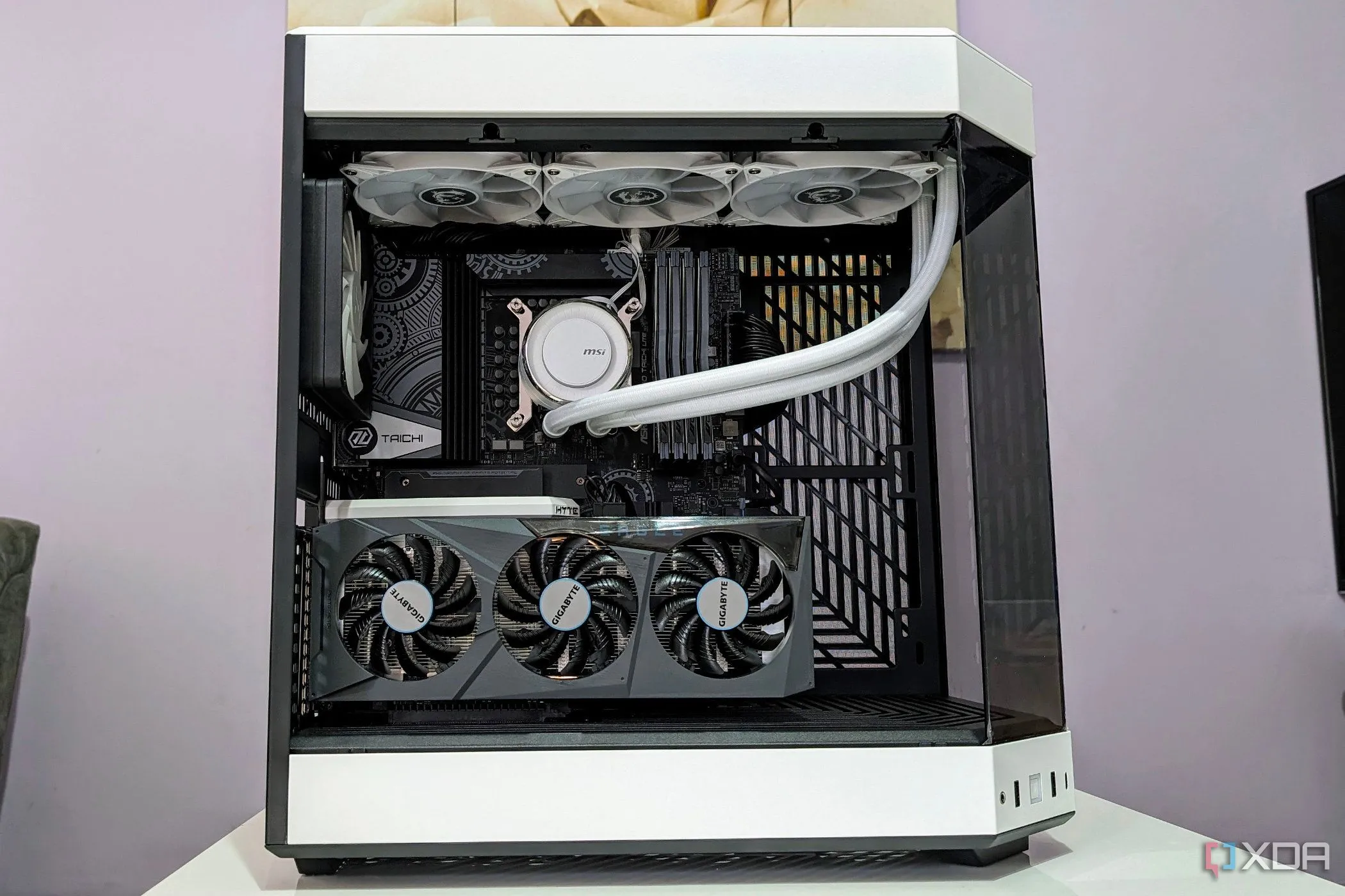 Một bộ máy tính hiện đại với case màu trắng và tản nhiệt nước AIO trắng
