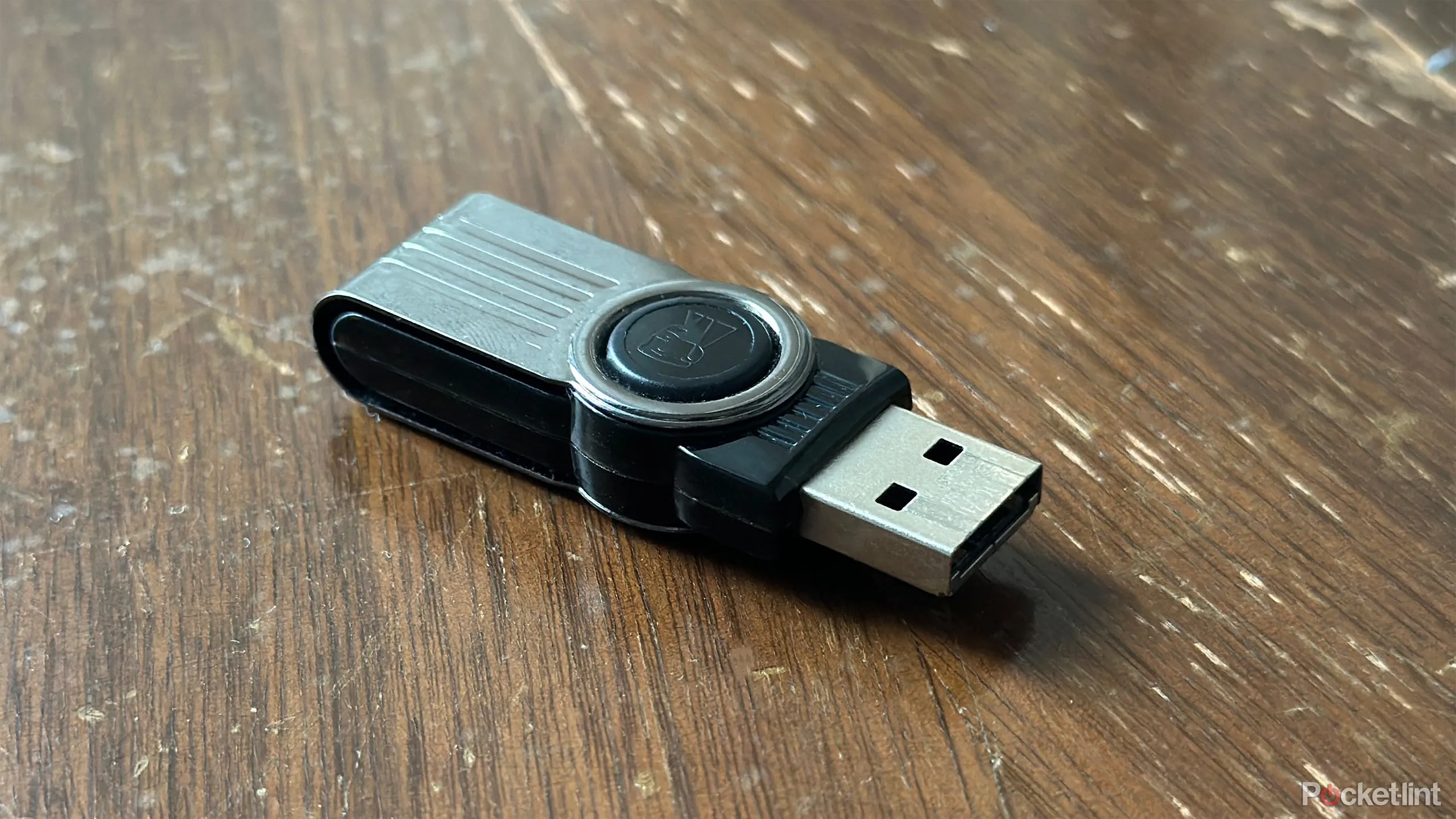 Một chiếc USB stick đặt trên hộp gỗ cũ