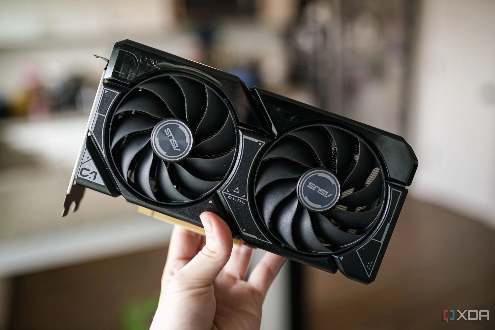 Một người đang cầm card đồ họa Nvidia RTX 4060