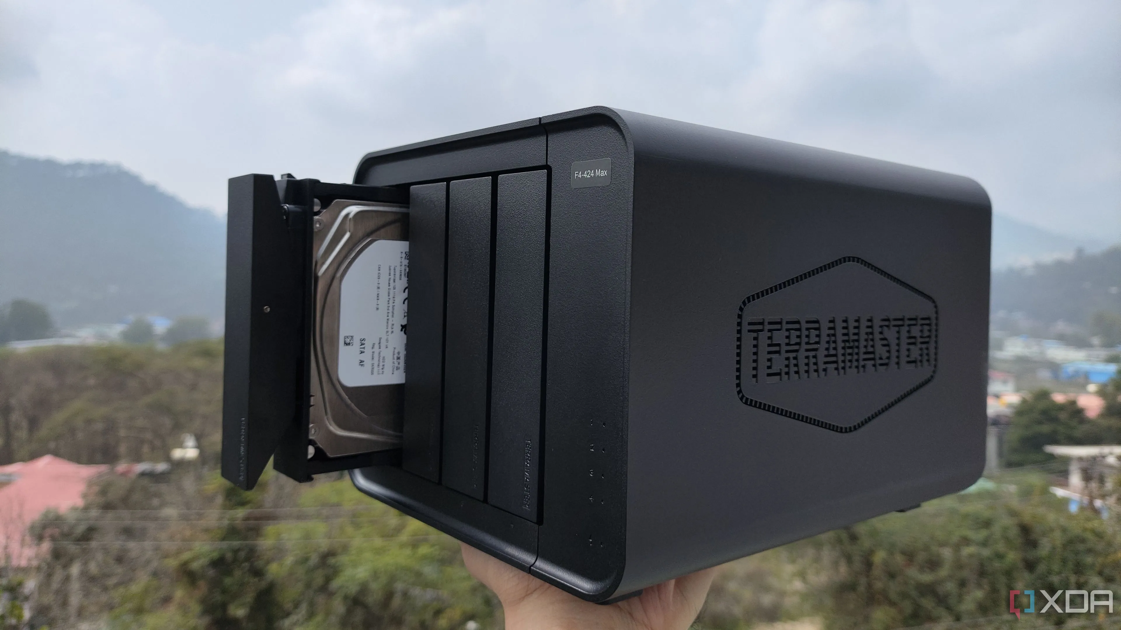 Một người đang cầm thiết bị NAS TerraMaster F4-424 Max, minh họa cho loại phần cứng cần thiết cho giải pháp iSCSI nhưng cũng nhấn mạnh đây không phải lựa chọn duy nhất.