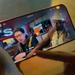 Người dùng quay video trên iPhone 16 Pro, minh họa khả năng quay phim của camera điện thoại
