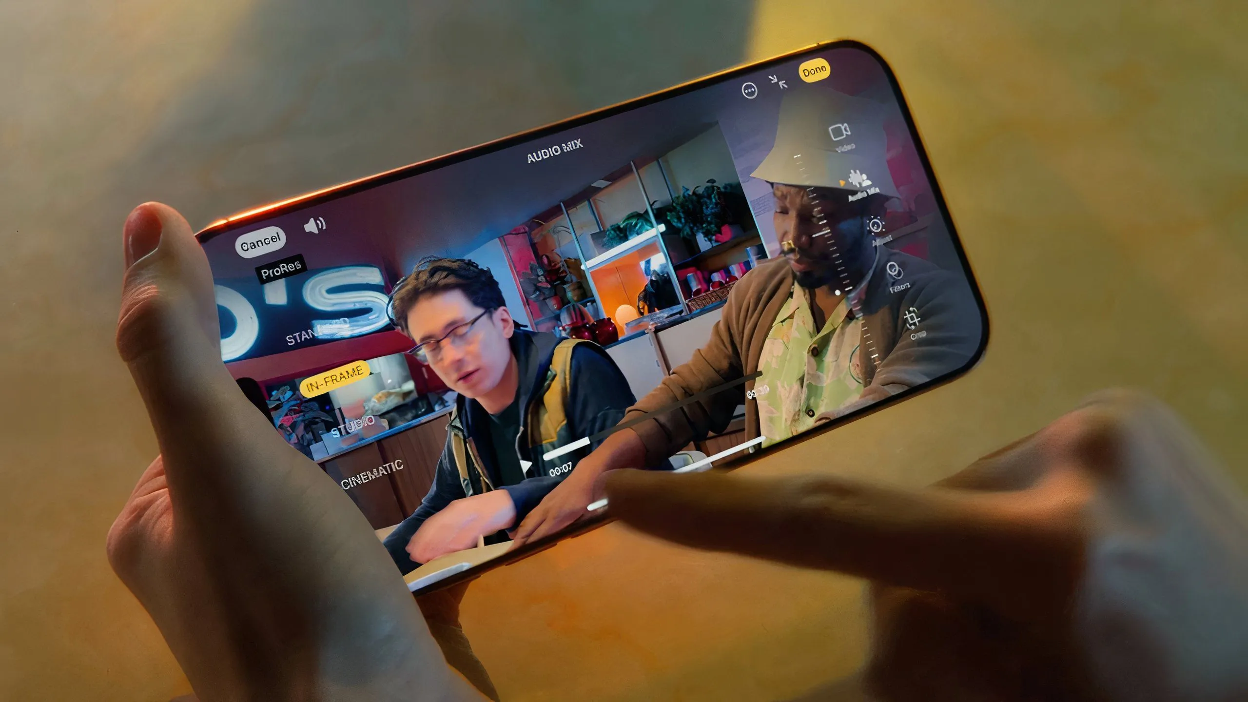 Người dùng quay video trên iPhone 16 Pro, minh họa khả năng quay phim của camera điện thoại