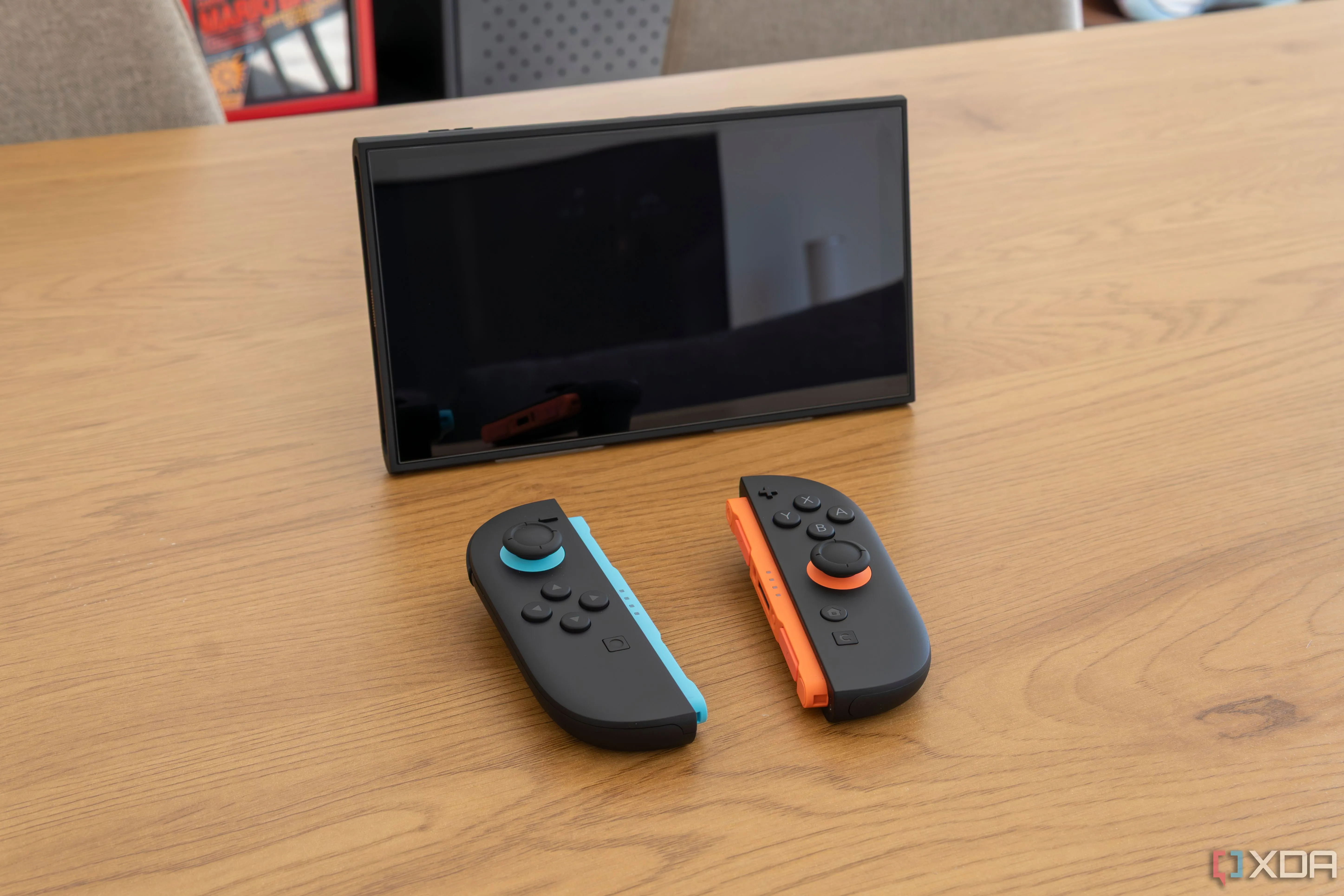 Nintendo Switch 2 ở chế độ tabletop với Joy-Con 2 tháo rời