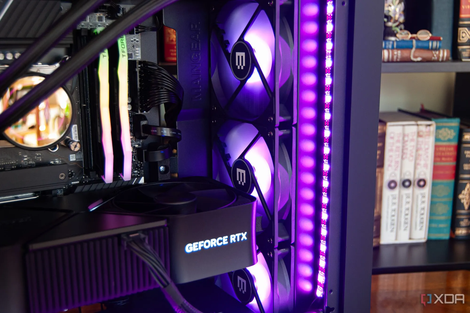 Quạt của tản nhiệt AIO Maingear MG-1 Legendary nhìn từ góc cạnh.