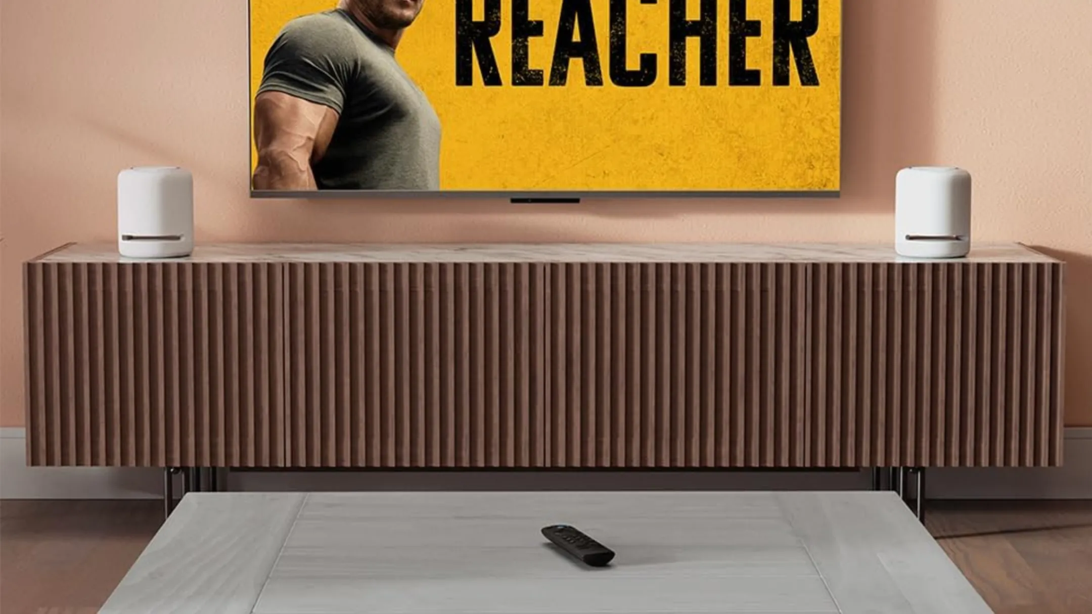 Que cắm truyền hình Amazon Fire TV Stick 4K kết nối với TV trong phòng khách