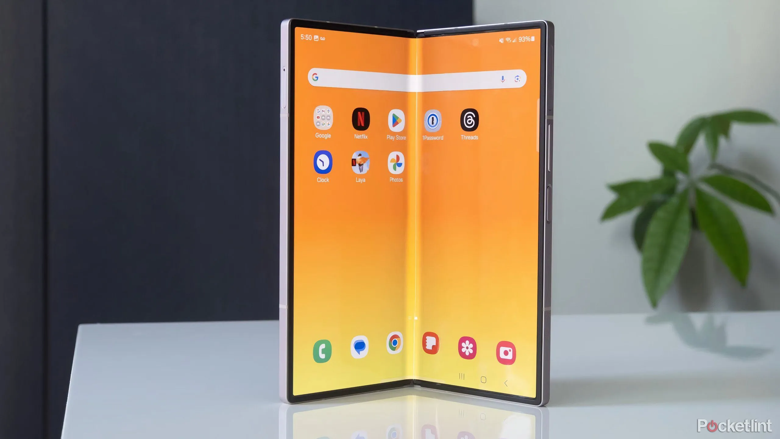 Samsung Galaxy Z Fold 6 màu bạc đặt trên bàn