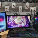 Setup PC gọn gàng với hai màn hình làm việc và giải trí