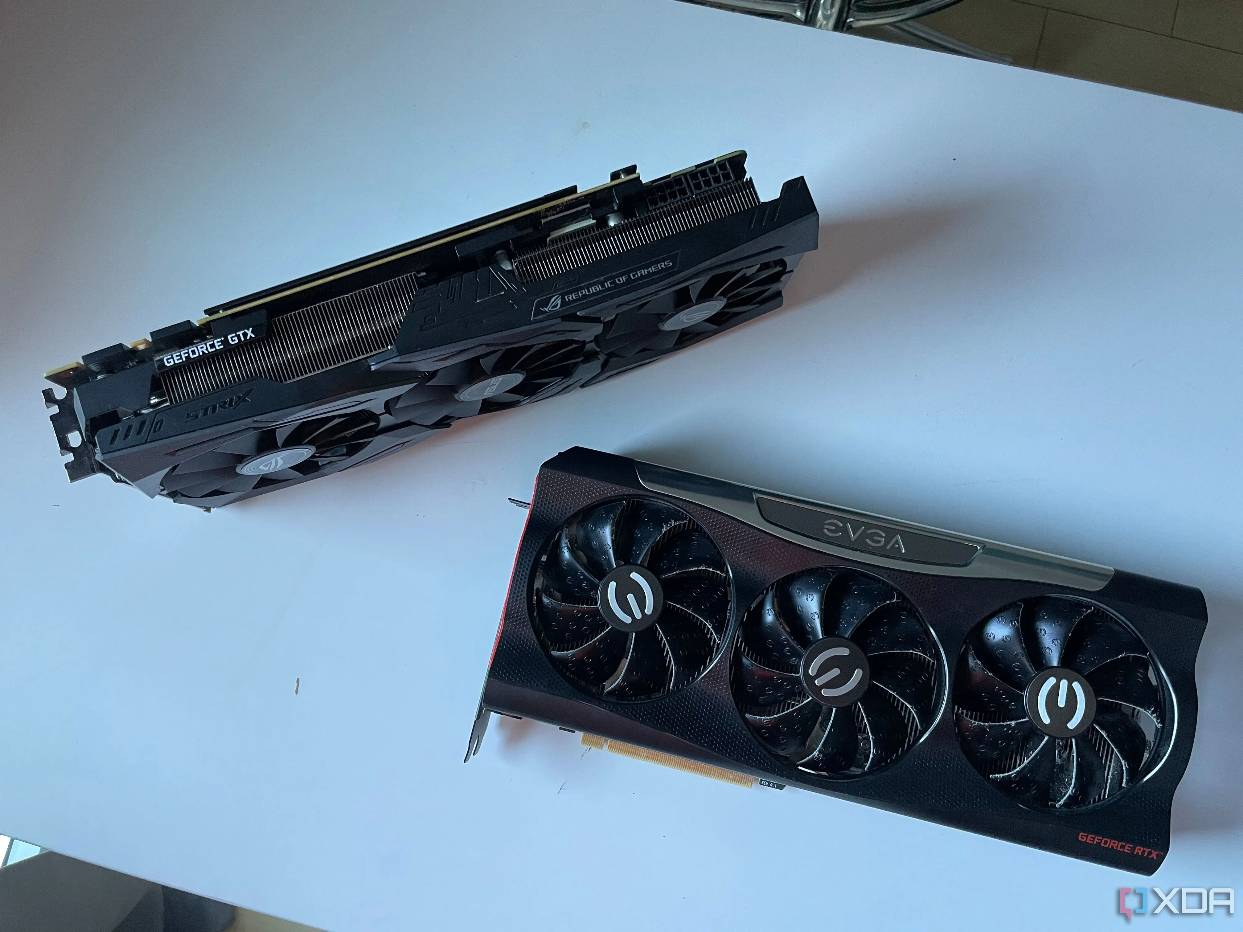 So sánh kích thước và thiết kế giữa card đồ họa ASUS STRIX 1080ti và EVGA RTX 3080