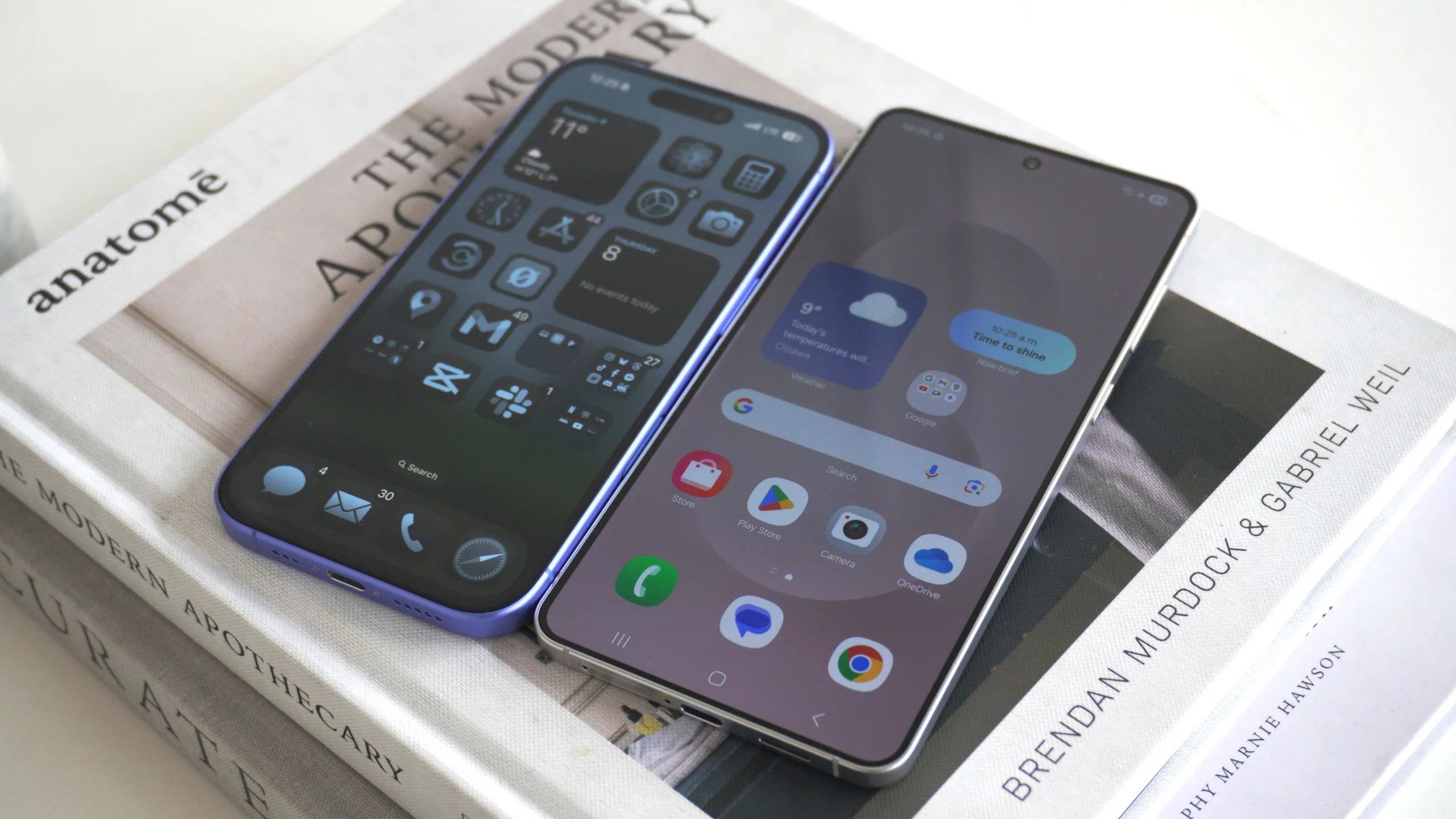 So sánh thiết kế giữa một mẫu điện thoại Android (Galaxy S25 Edge) và iPhone 16