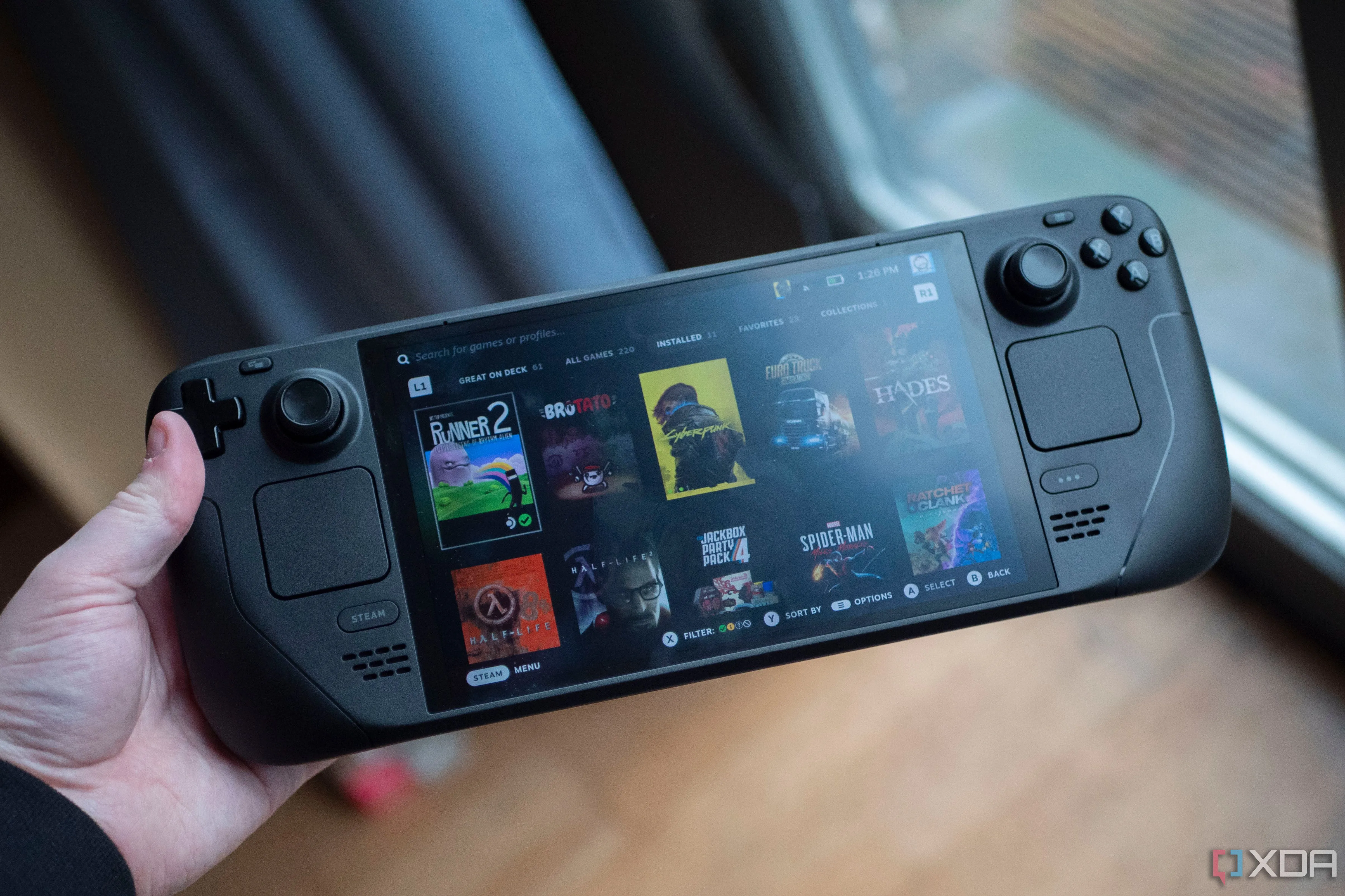 Steam Deck OLED đang hiển thị giao diện người dùng