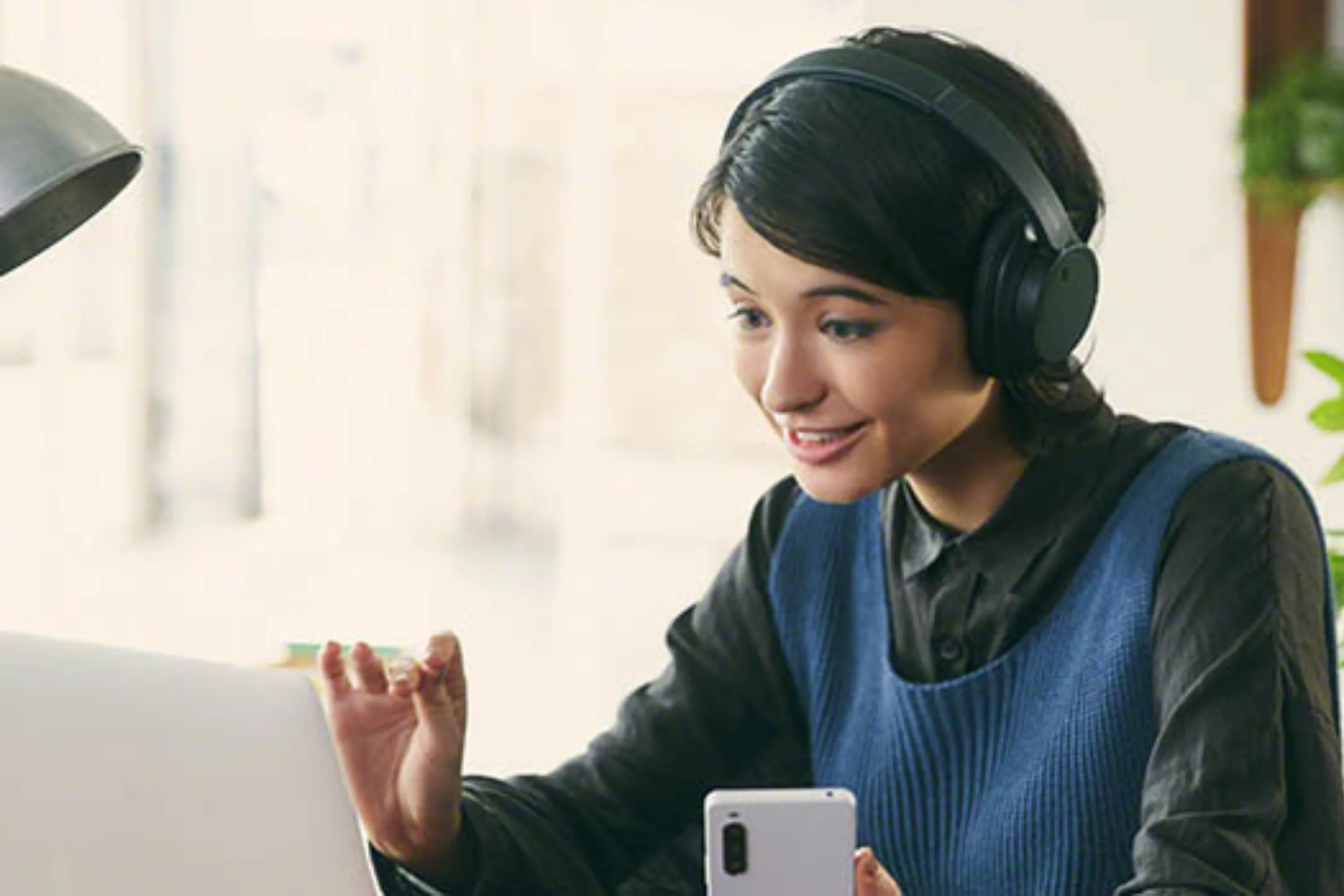 Tai nghe chống ồn Sony WH-CH720N màu đen đang được đeo