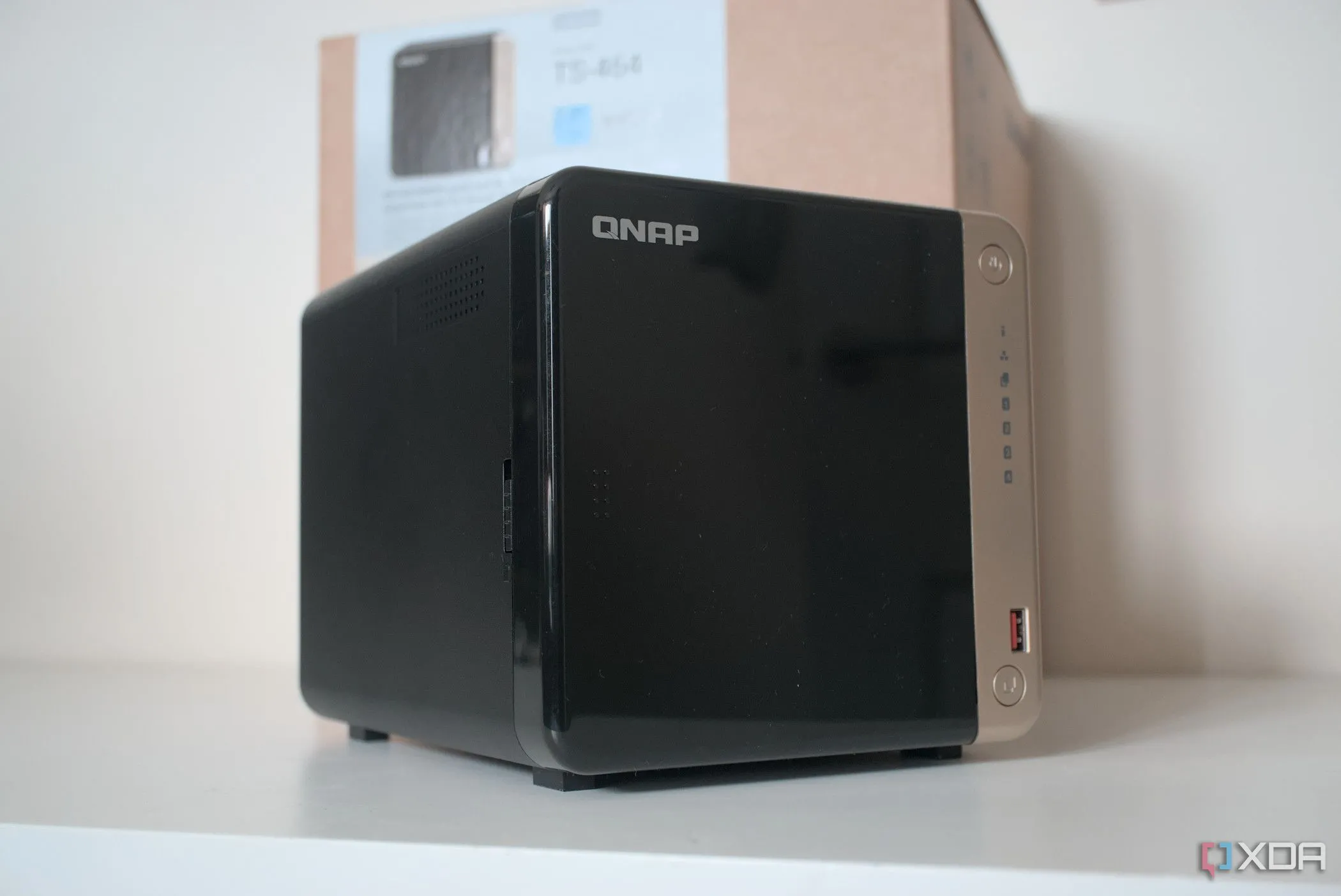 Thiết bị NAS QNAP TS-464 nhìn nghiêng, minh họa cho hệ thống máy chủ đa phương tiện.