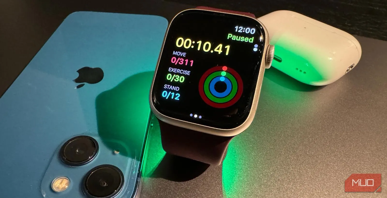 Apple Watch Series 9 hiển thị giao diện tập luyện, cùng iPhone và AirPods Pro
