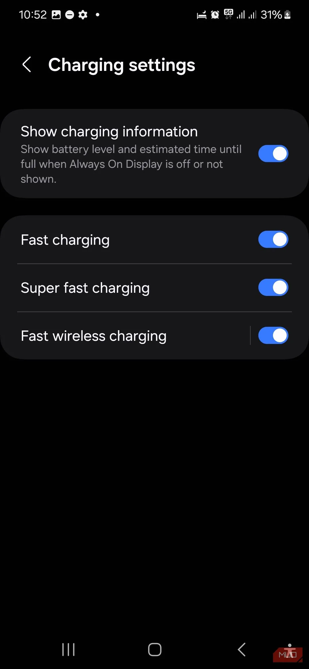 Các tùy chọn Bật/Tắt sạc nhanh và sạc siêu nhanh trong cài đặt pin của Samsung.
