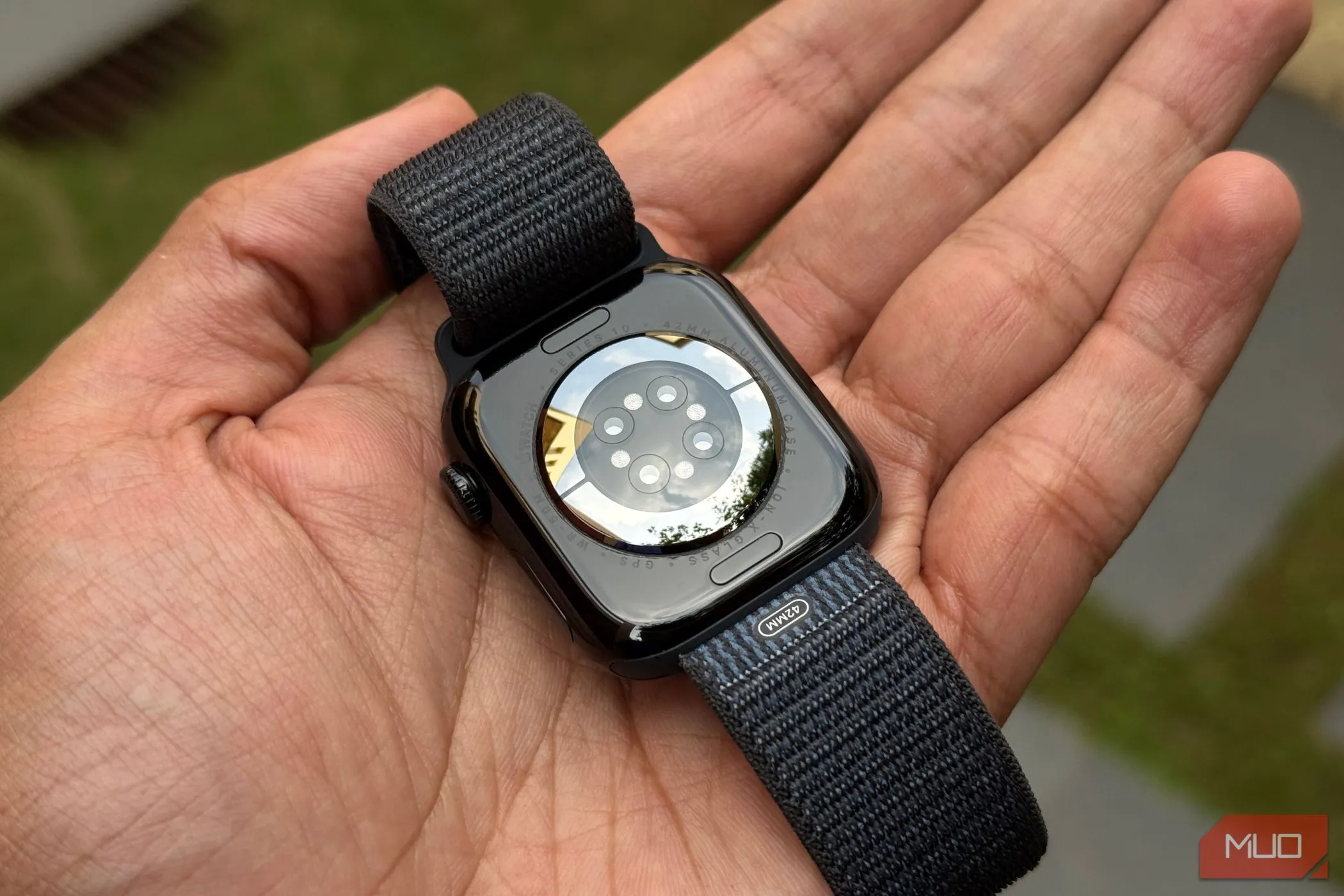 Cụm cảm biến mặt sau của Apple Watch Series 10 trong lòng bàn tay